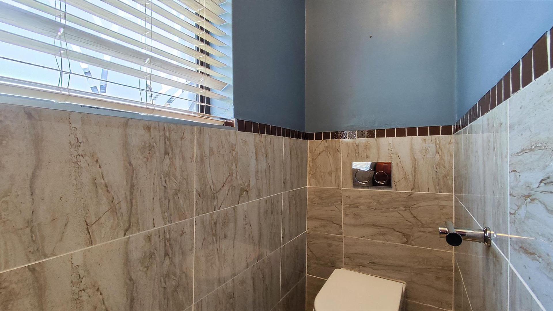 Main Bathroom - 21 square meters of property in Helderwyk Estate