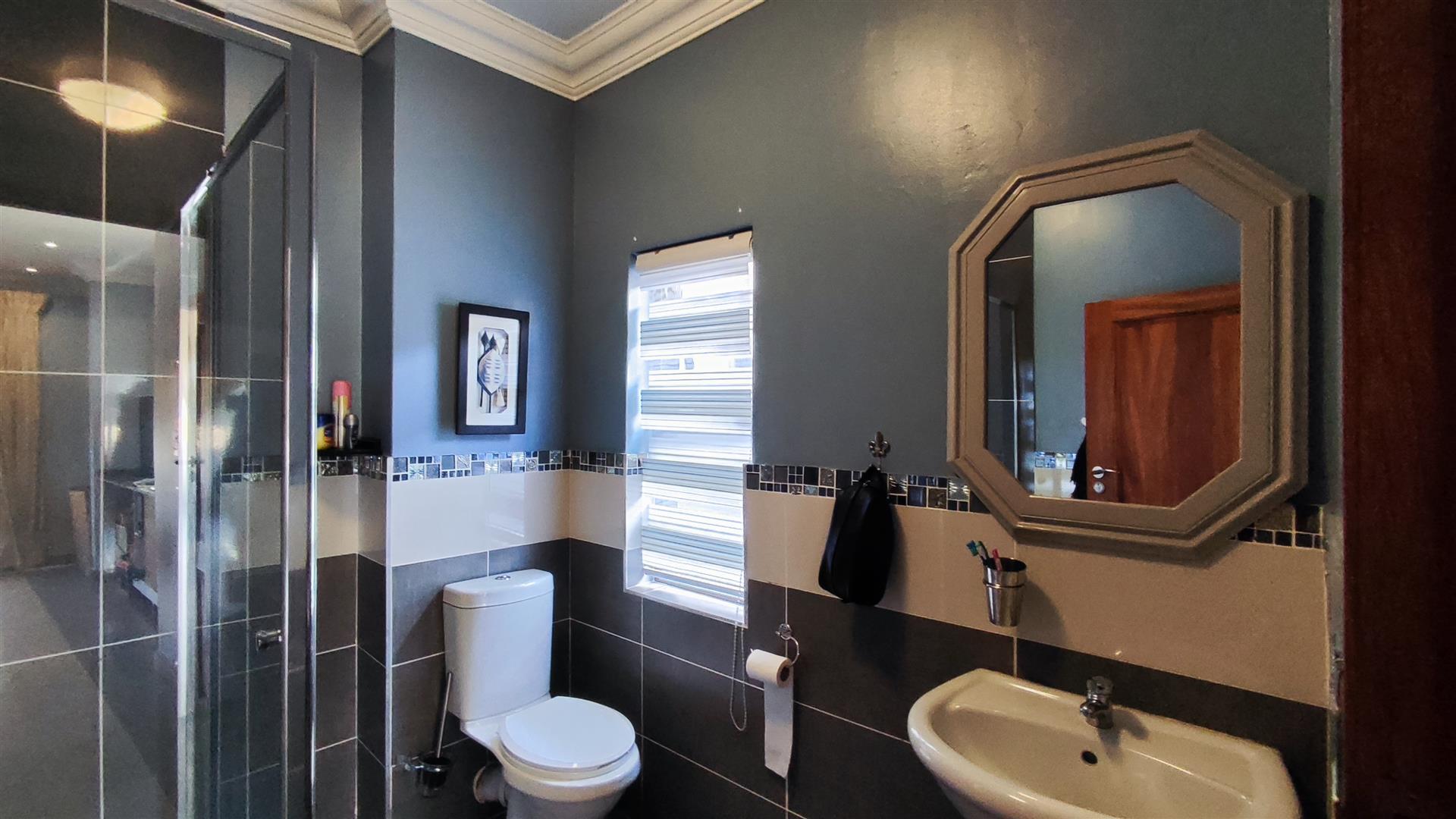 Bathroom 1 - 16 square meters of property in Helderwyk Estate