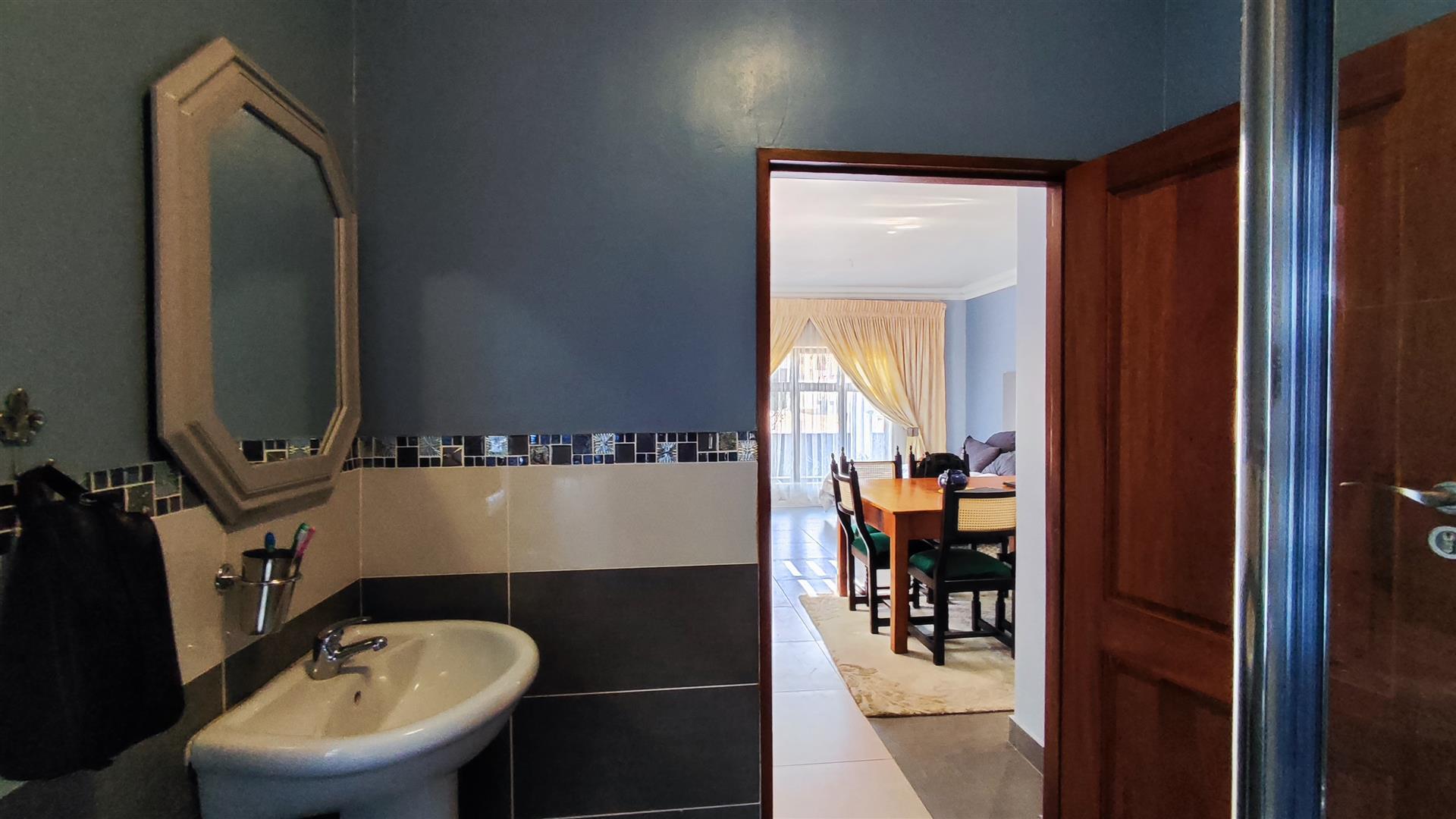 Bathroom 1 - 16 square meters of property in Helderwyk Estate