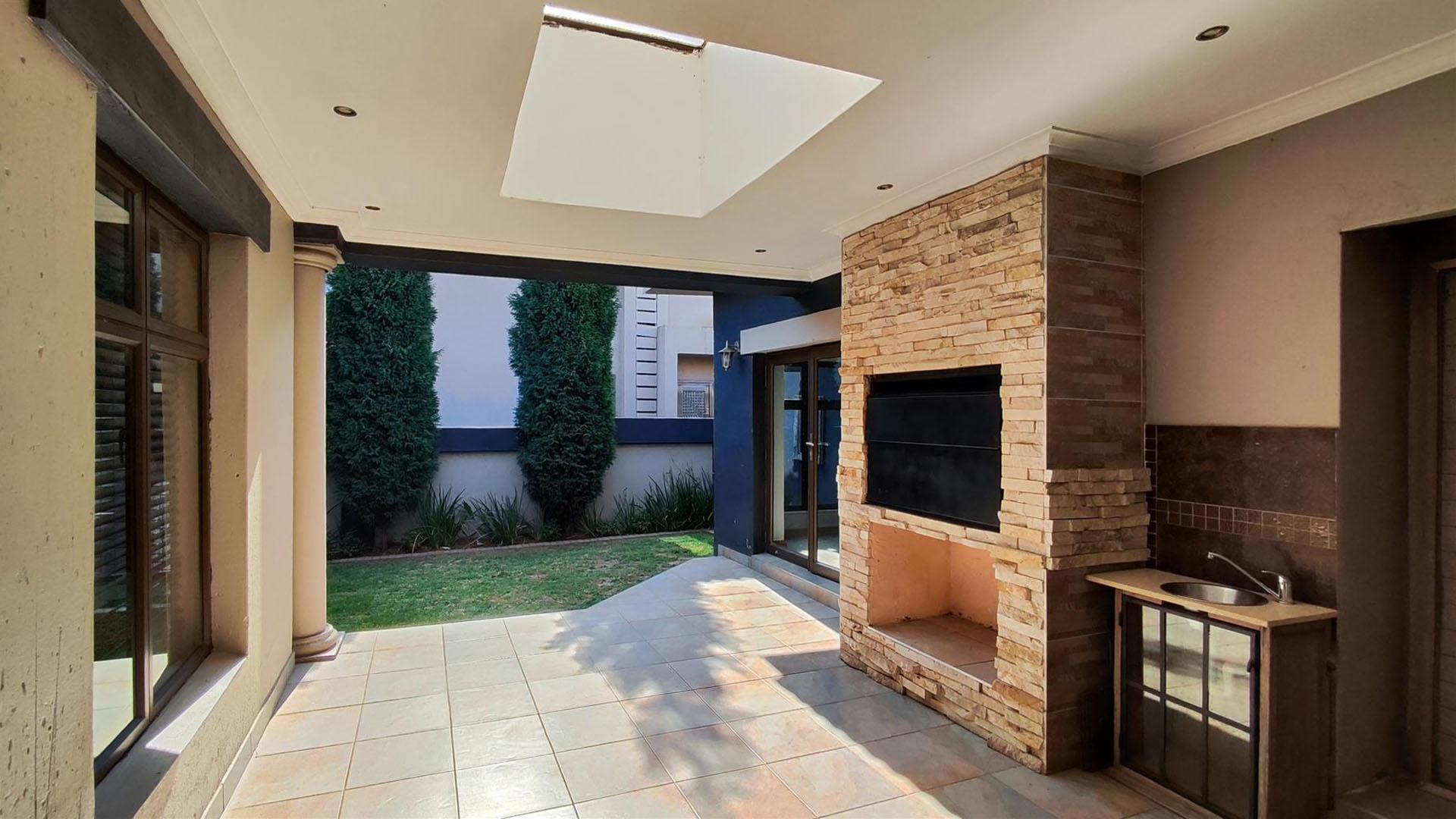 Patio - 30 square meters of property in Helderwyk Estate