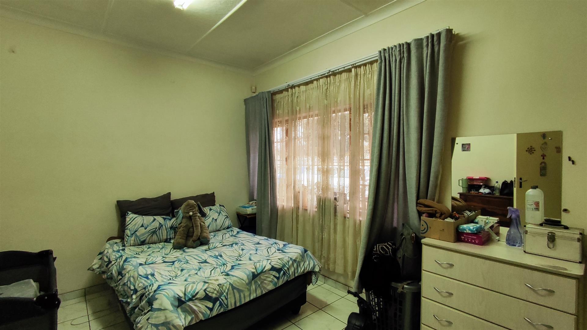 Bed Room 1 - 22 square meters of property in Parkdene (JHB)