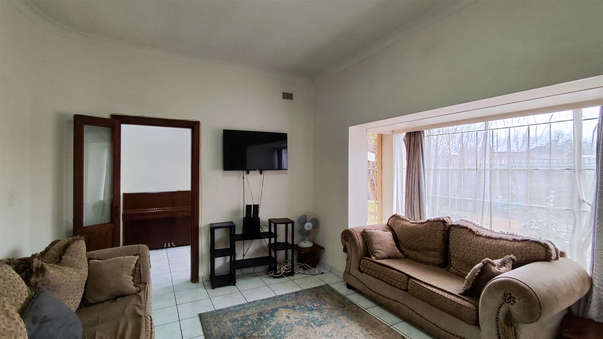 Lounges - 19 square meters of property in Parkdene (JHB)