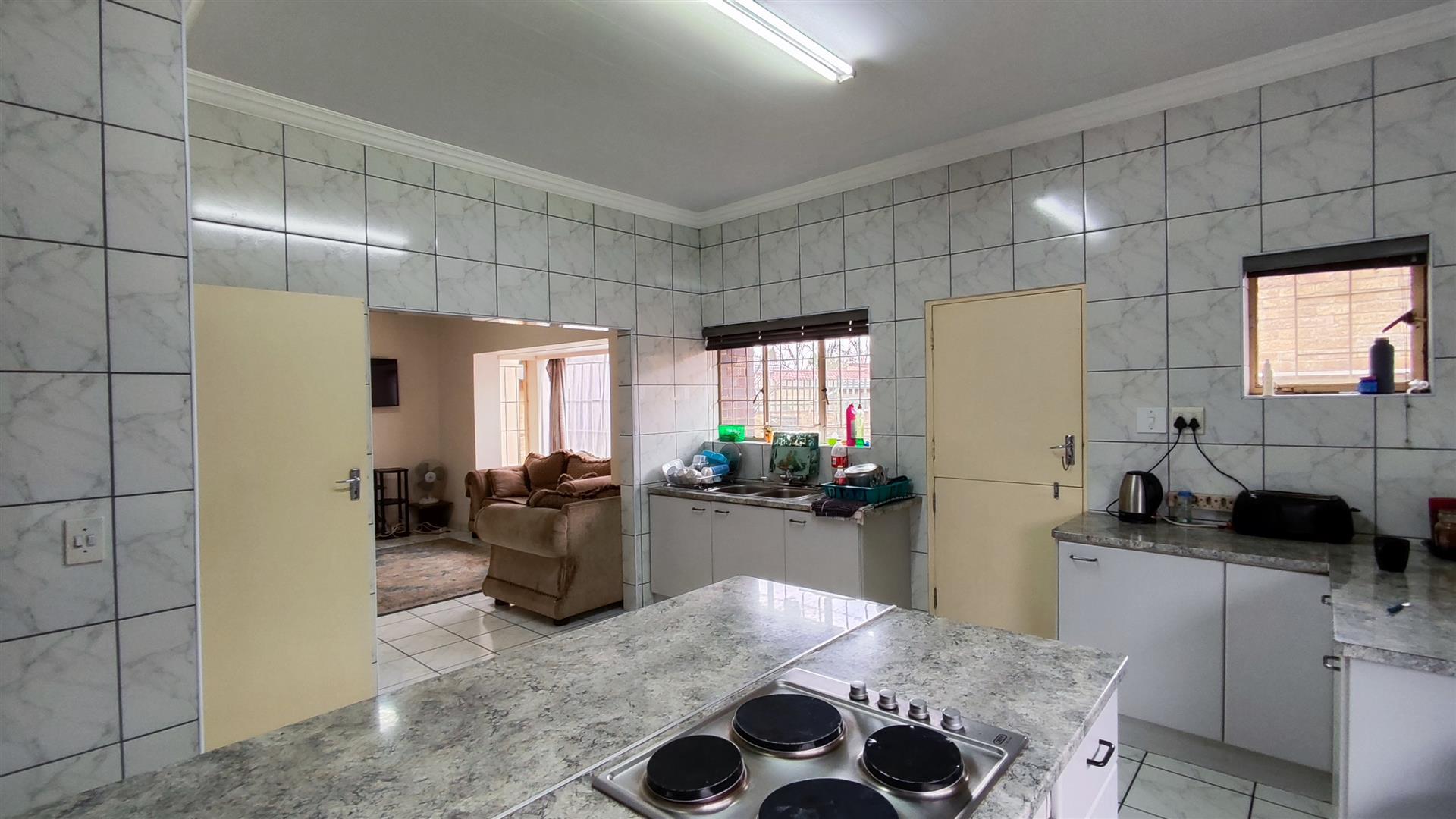 Kitchen - 22 square meters of property in Parkdene (JHB)