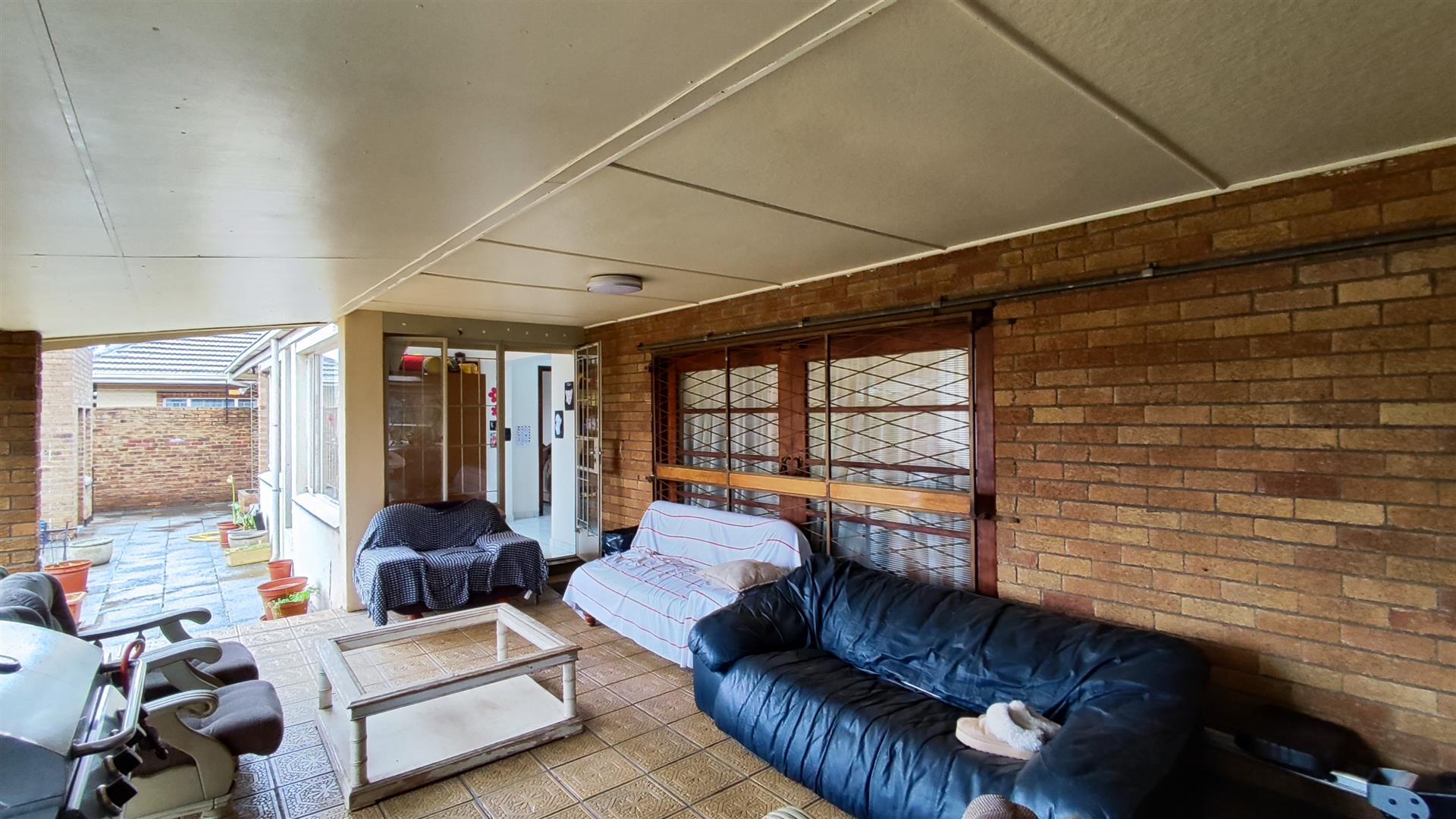 Patio - 39 square meters of property in Parkdene (JHB)