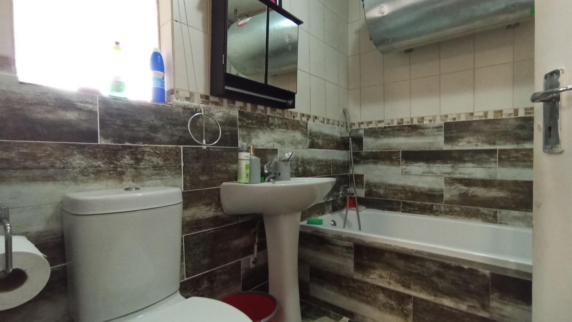 Bathroom 1 - 5 square meters of property in Ormonde