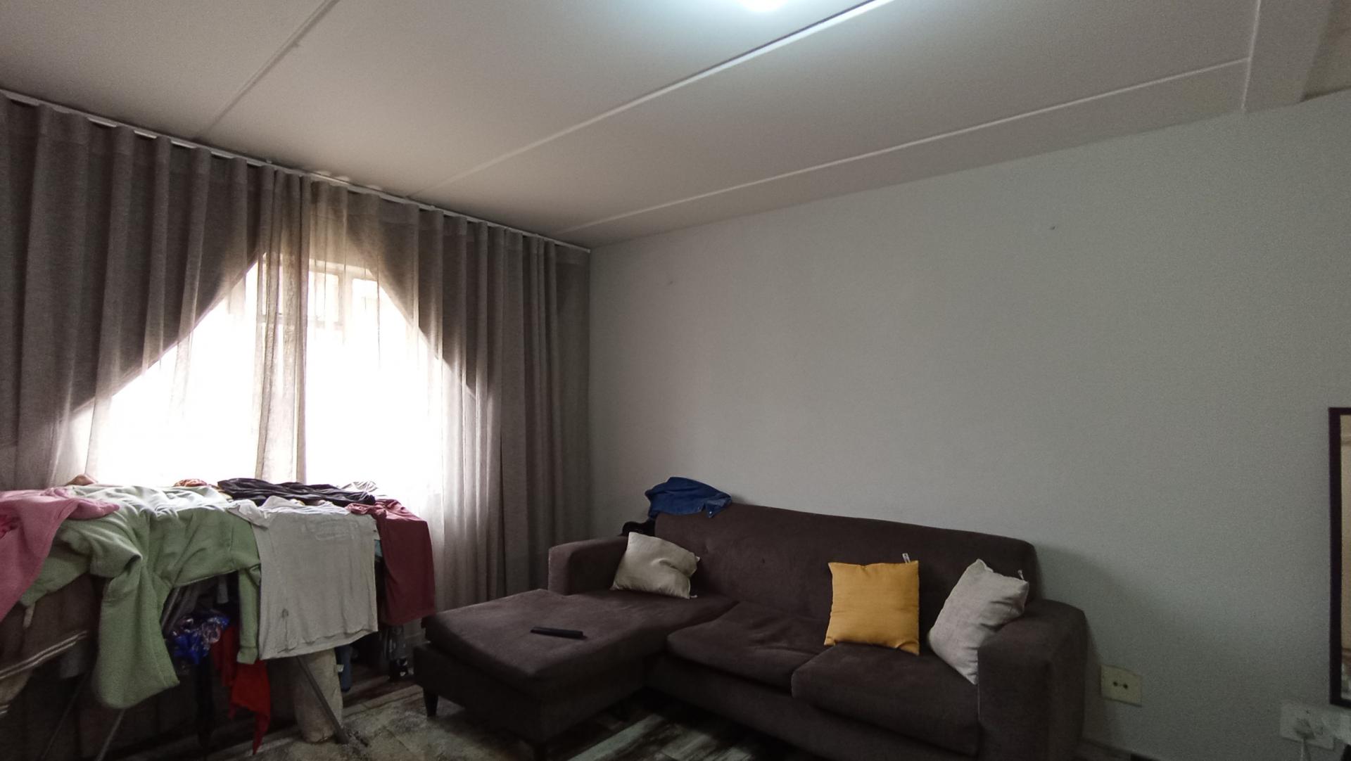 Lounges - 14 square meters of property in Ormonde