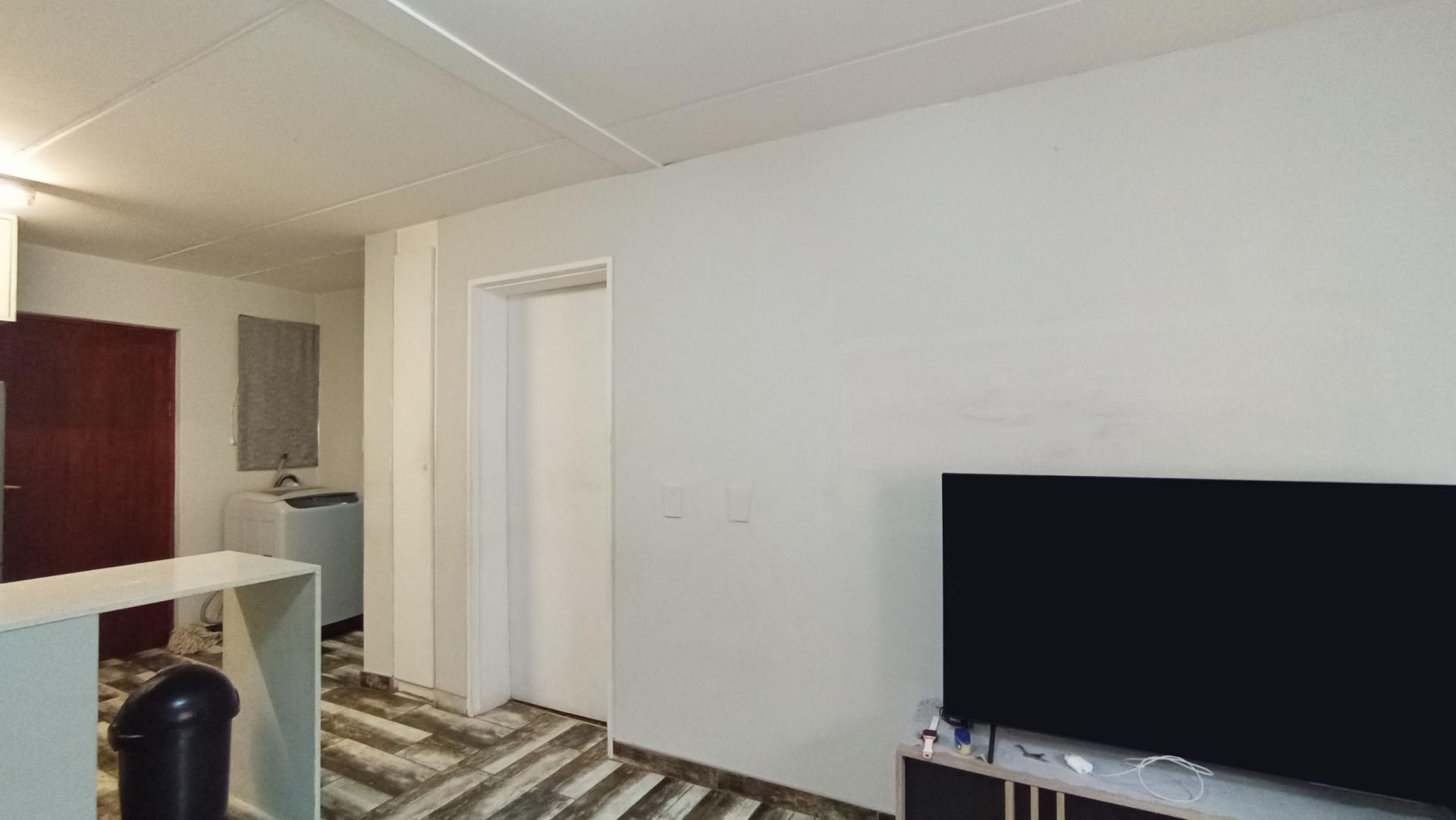 Lounges - 14 square meters of property in Ormonde