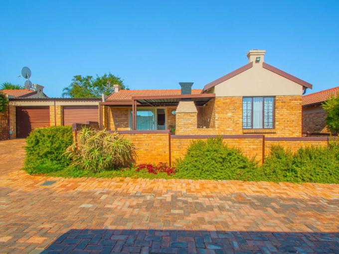 2 Bedroom Simplex for Sale For Sale in Weltevreden Park - MR685689