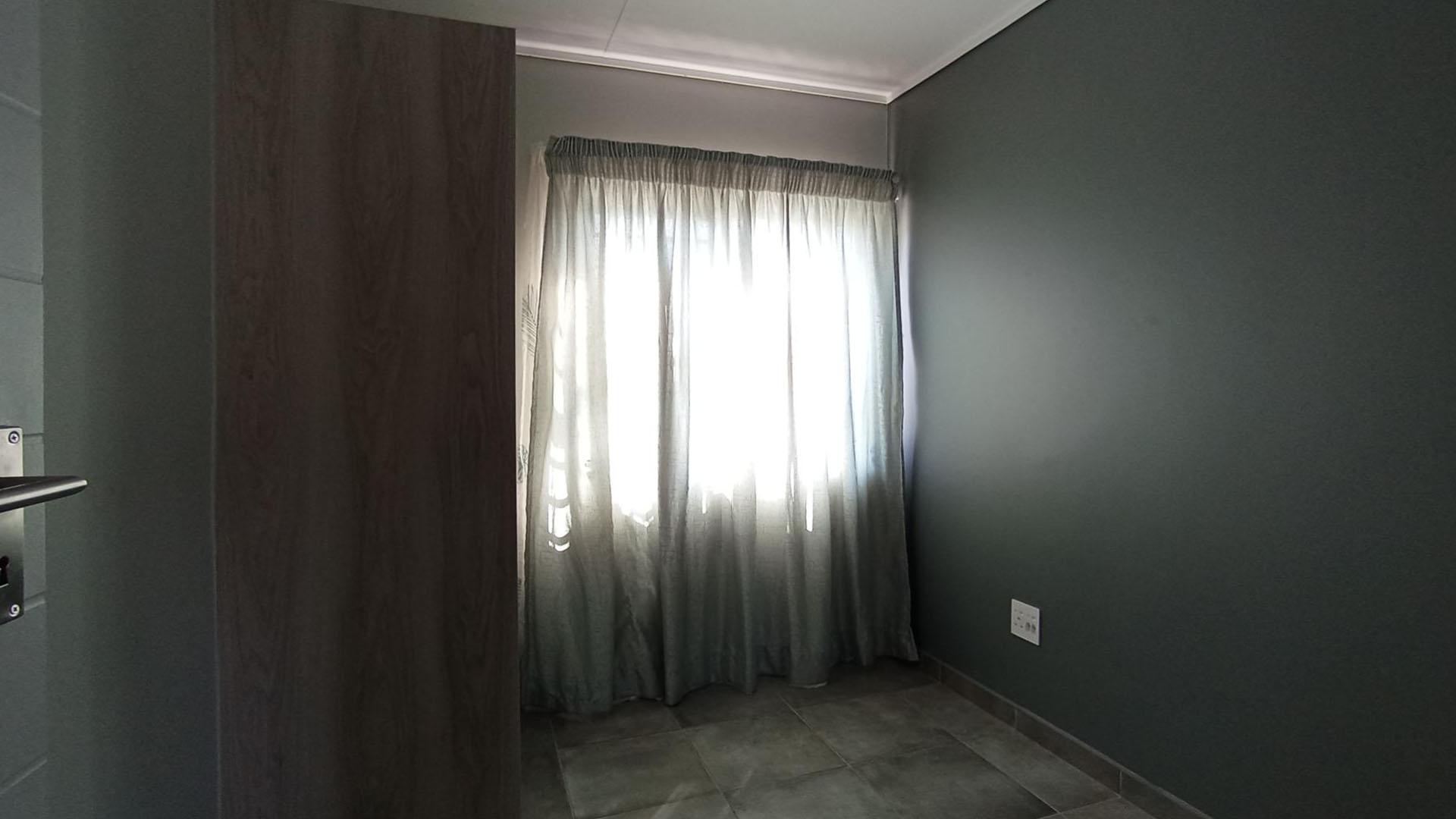 Bed Room 2 - 7 square meters of property in Lotus Gardens