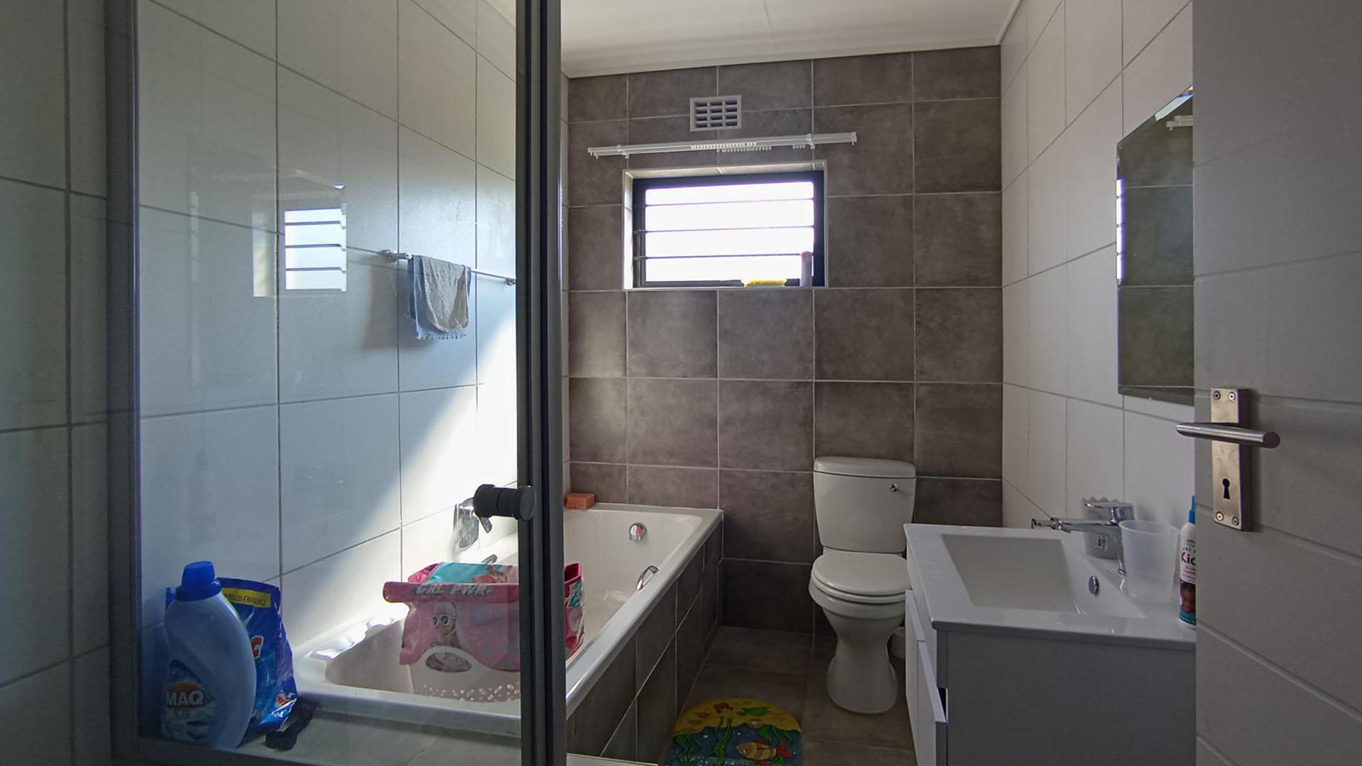 Bathroom 1 - 6 square meters of property in Lotus Gardens