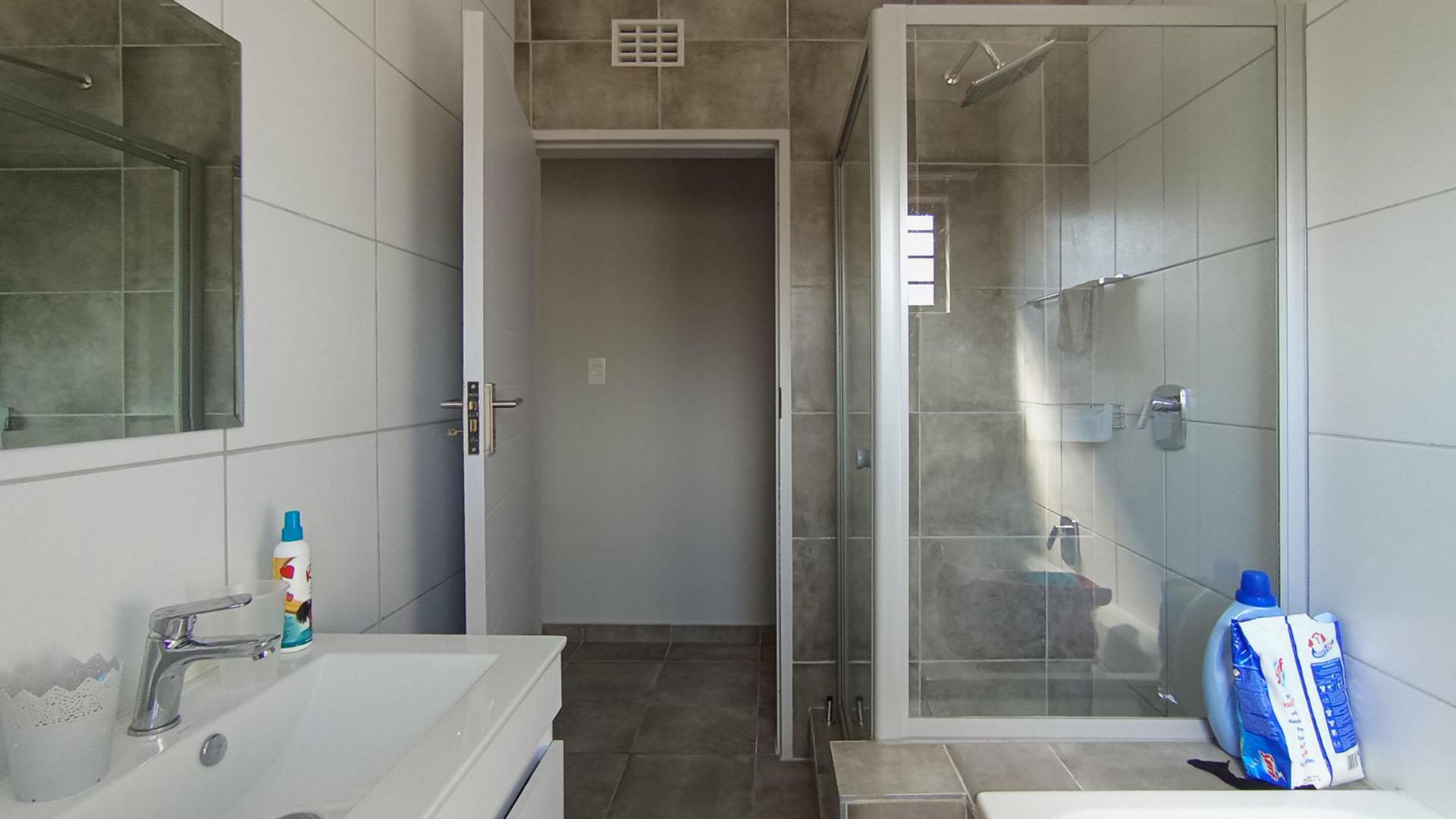 Bathroom 1 - 6 square meters of property in Lotus Gardens