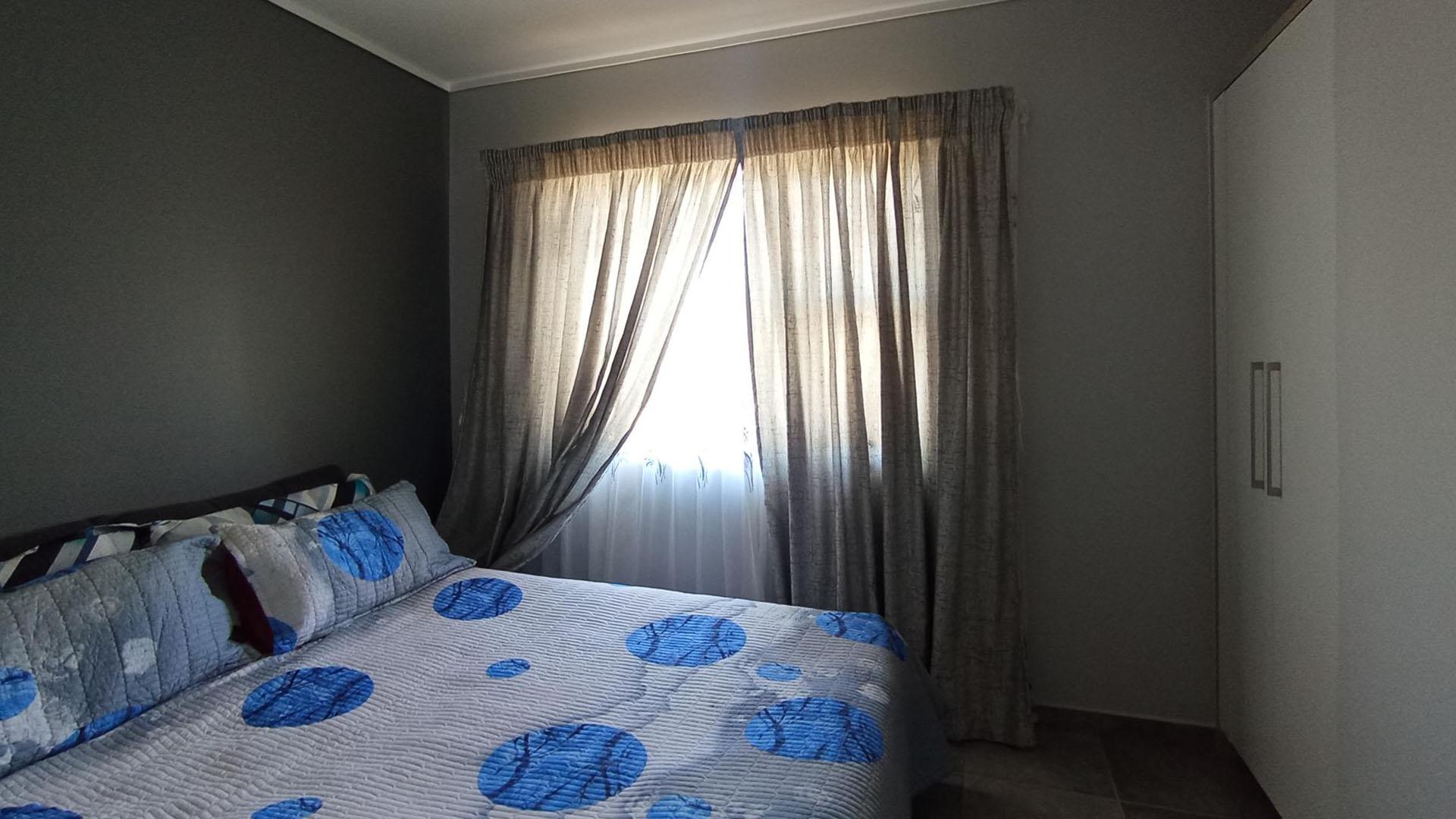 Bed Room 1 - 10 square meters of property in Lotus Gardens