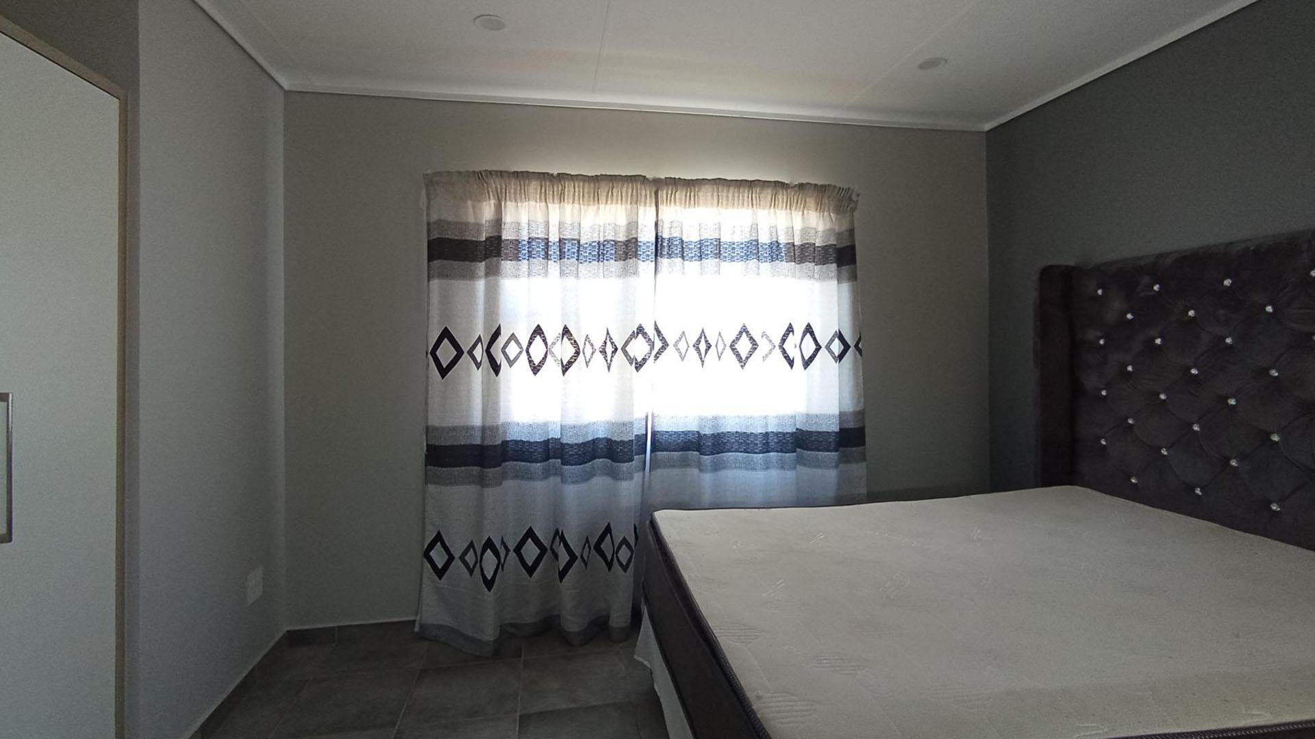 Main Bedroom - 15 square meters of property in Lotus Gardens