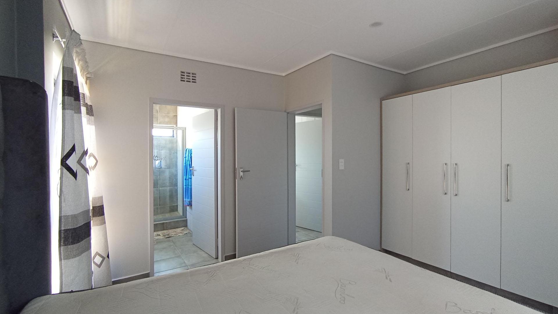 Main Bedroom - 15 square meters of property in Lotus Gardens