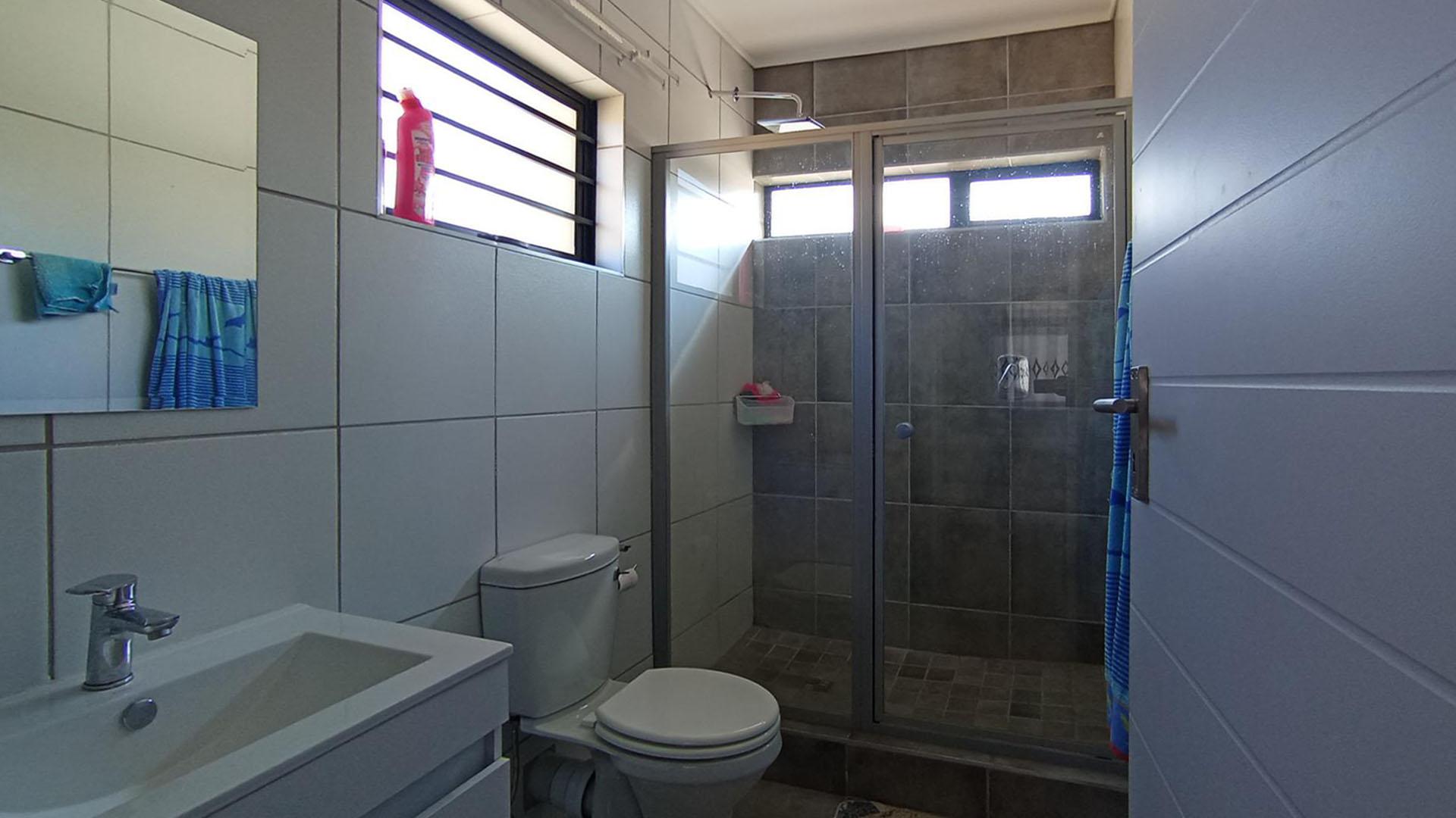 Main Bathroom - 5 square meters of property in Lotus Gardens