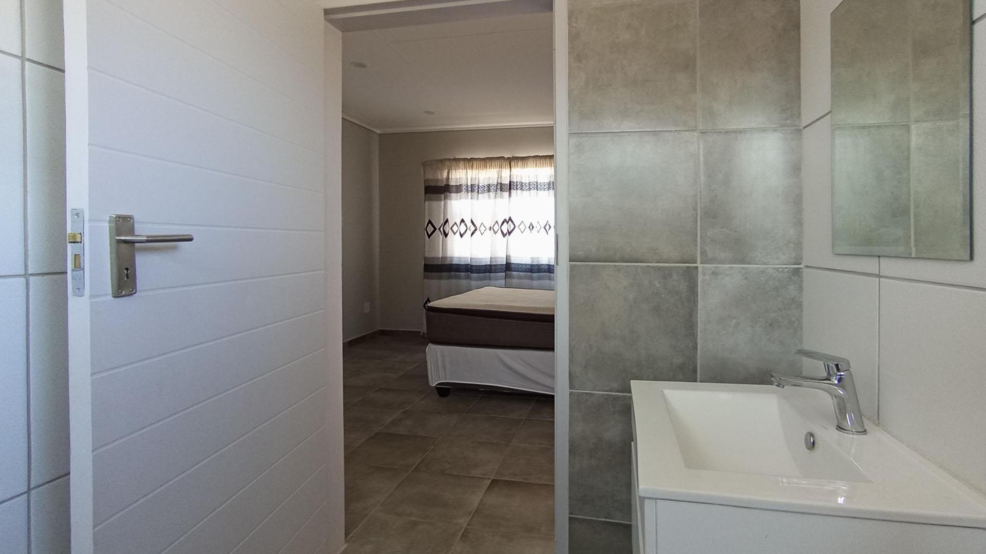 Main Bathroom - 5 square meters of property in Lotus Gardens