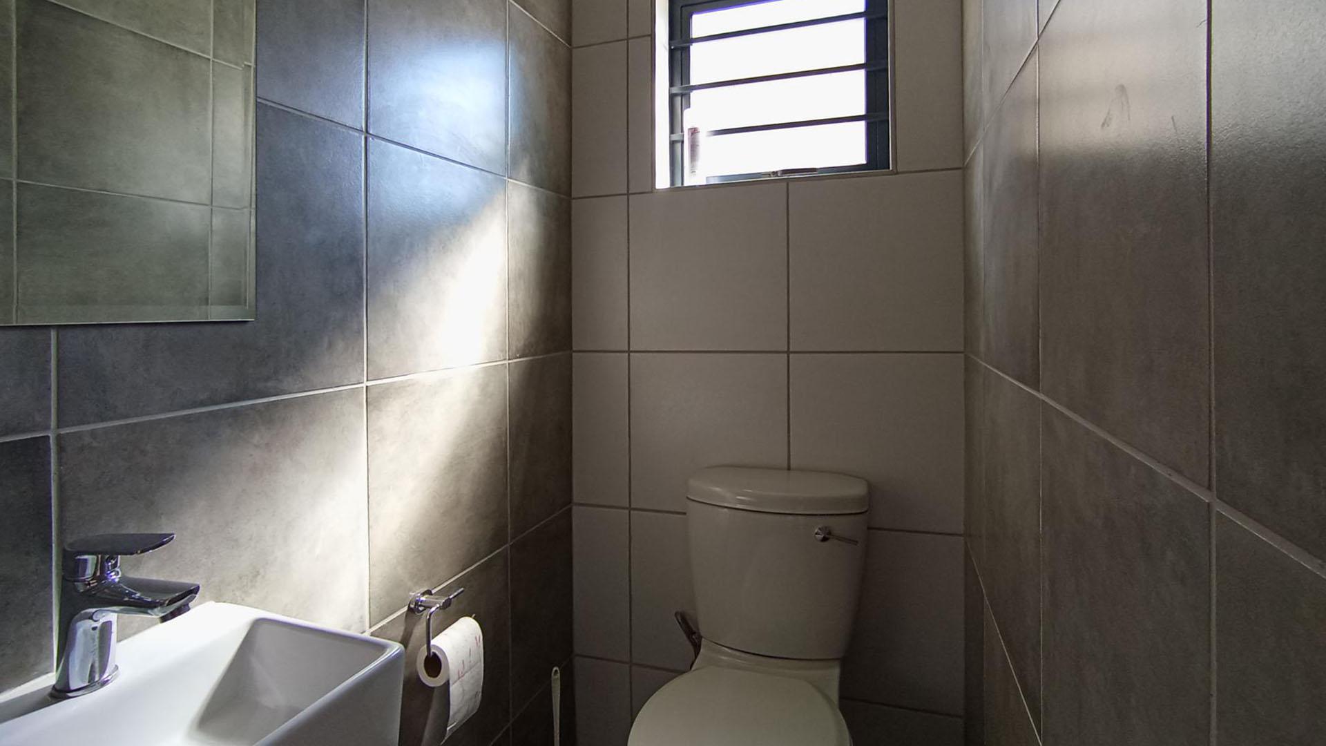 Guest Toilet - 3 square meters of property in Lotus Gardens