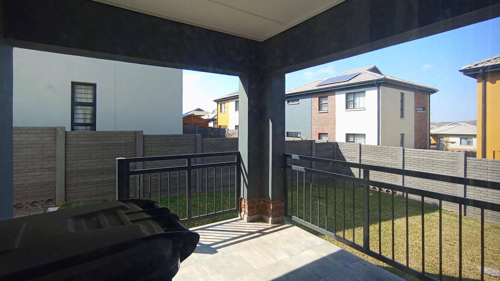 Patio - 9 square meters of property in Lotus Gardens