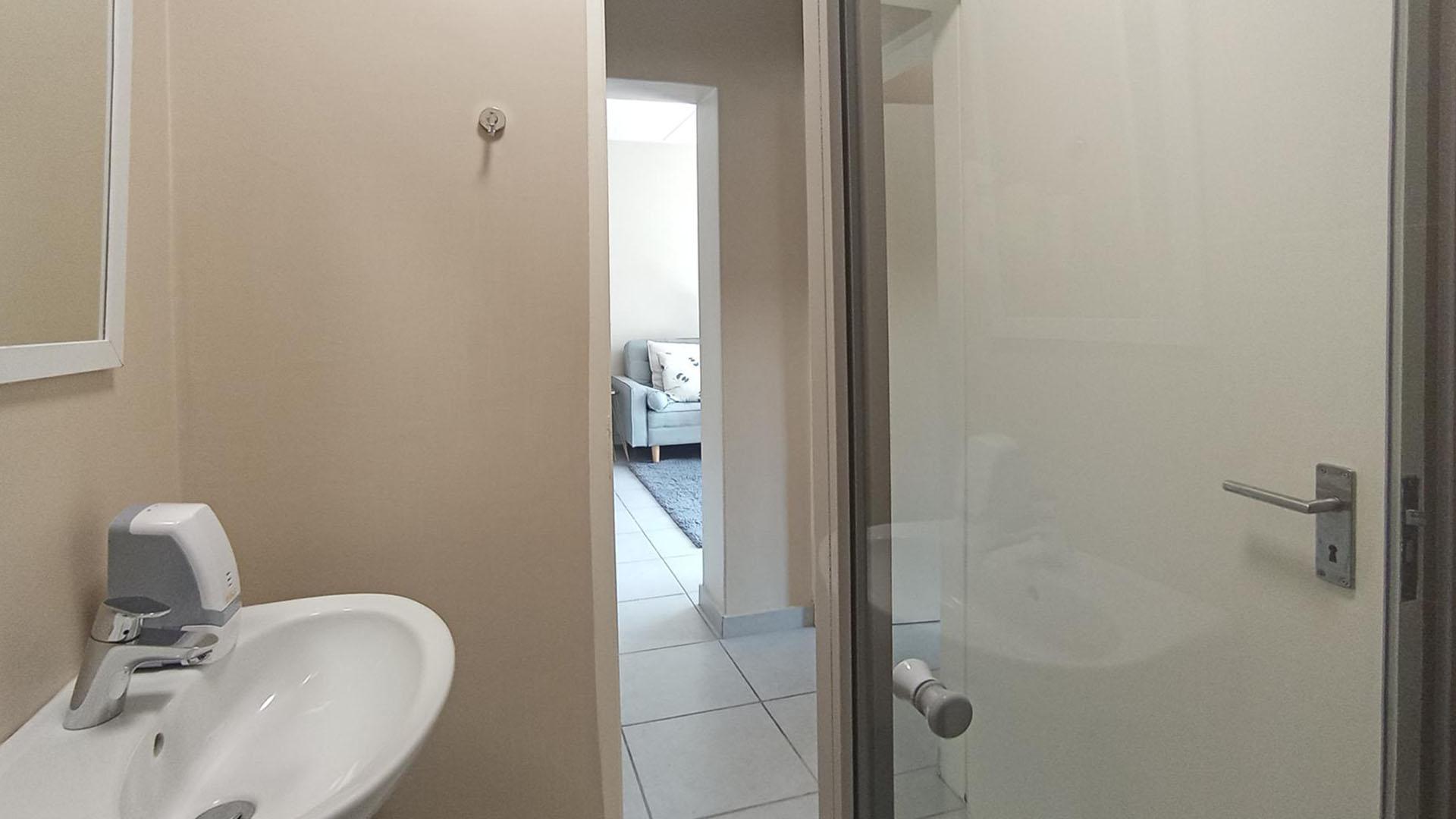 Bathroom 1 - 3 square meters of property in Vorna Valley