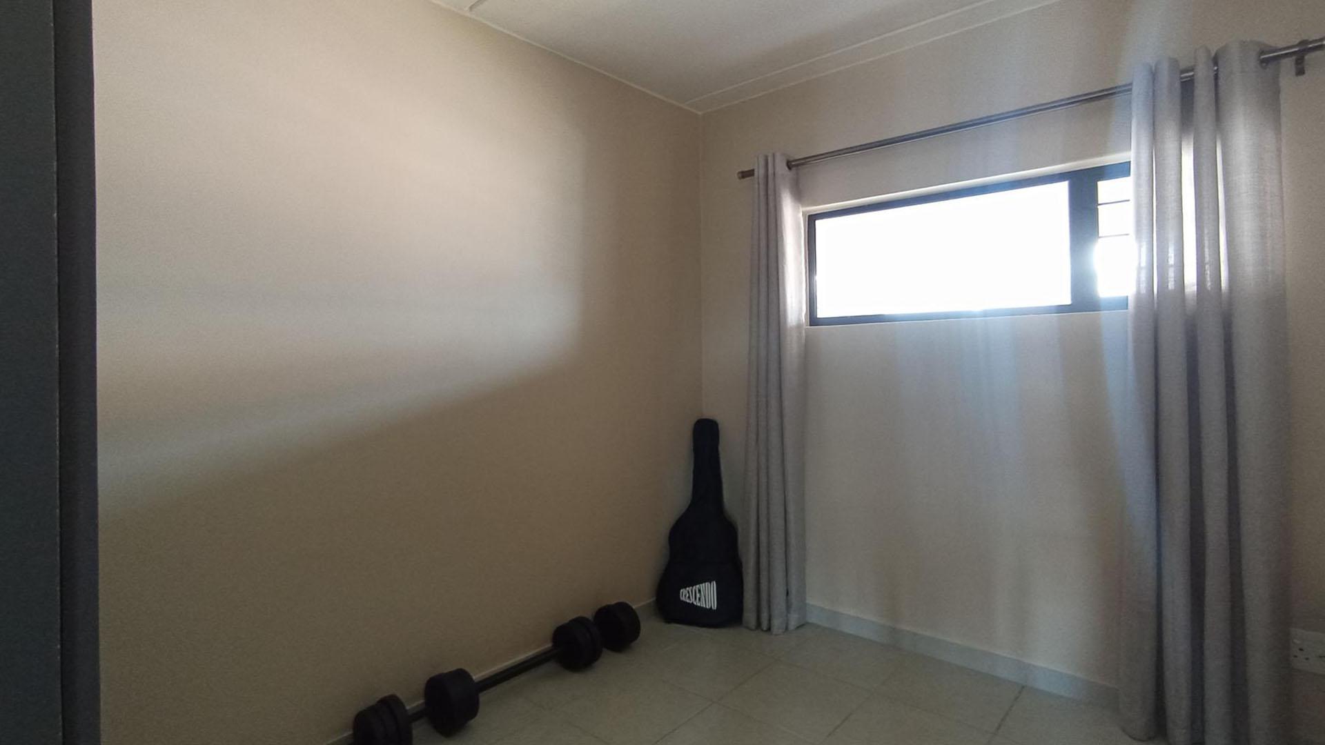 Bed Room 1 - 10 square meters of property in Vorna Valley