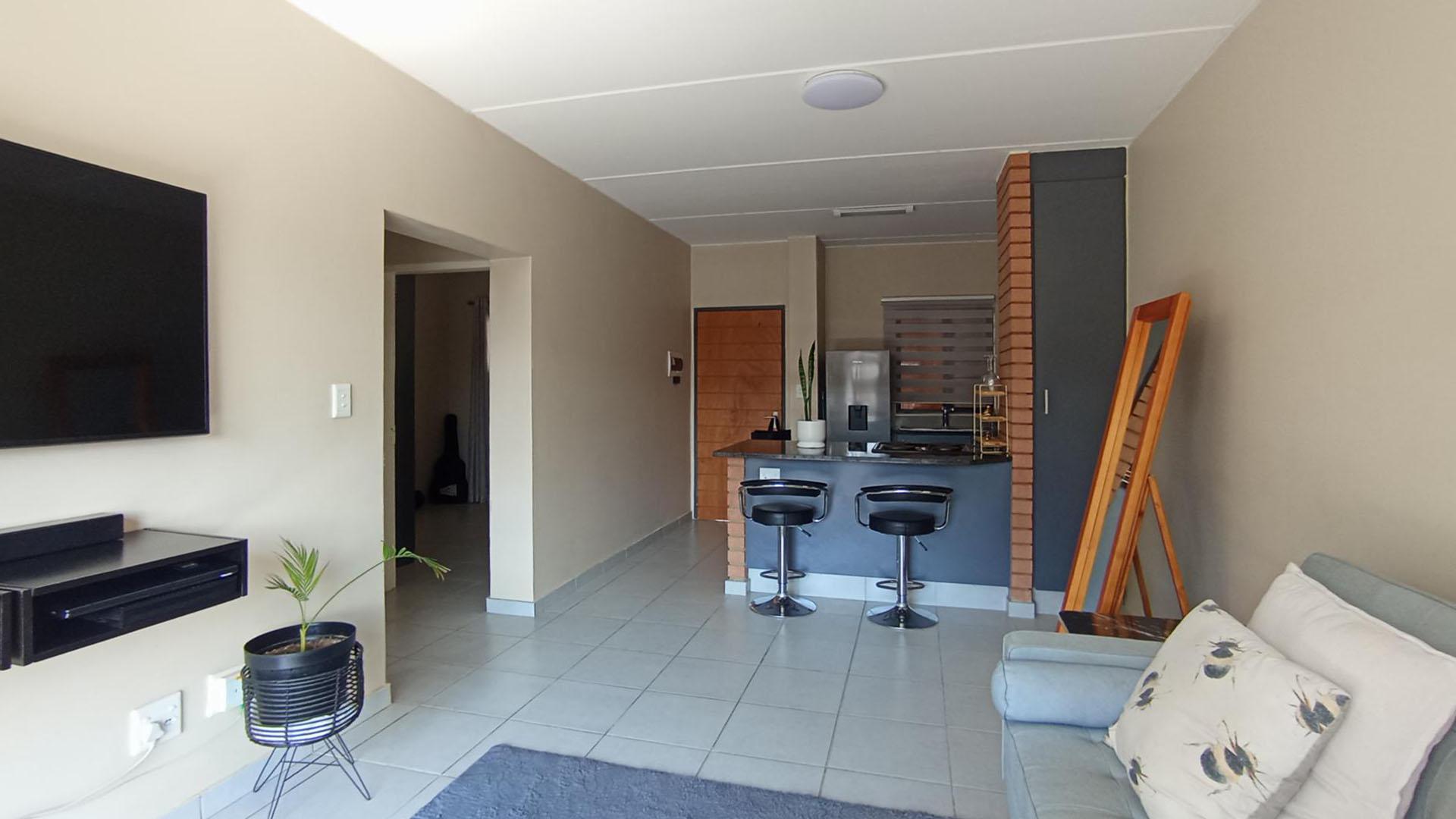 Lounges - 16 square meters of property in Vorna Valley