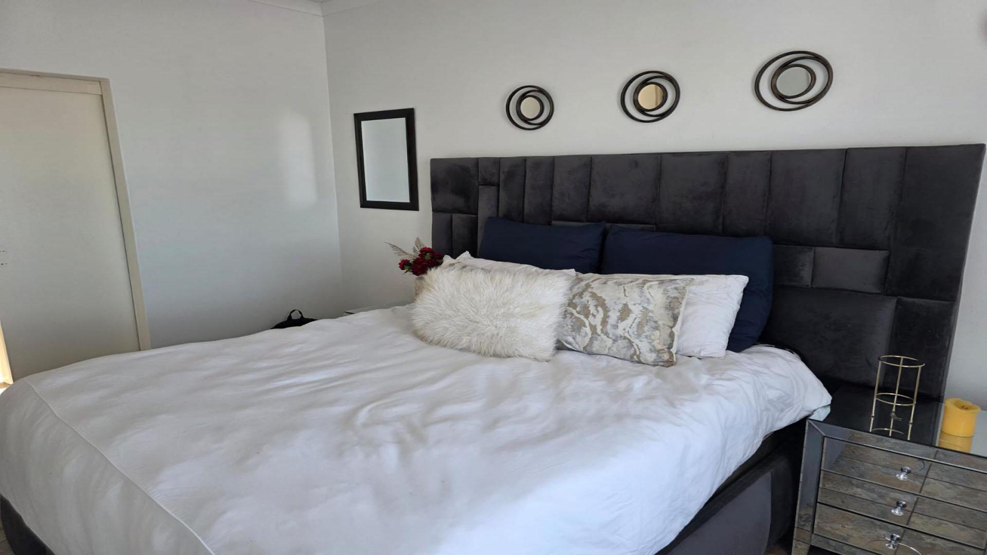 Bed Room 1 of property in Saldanha