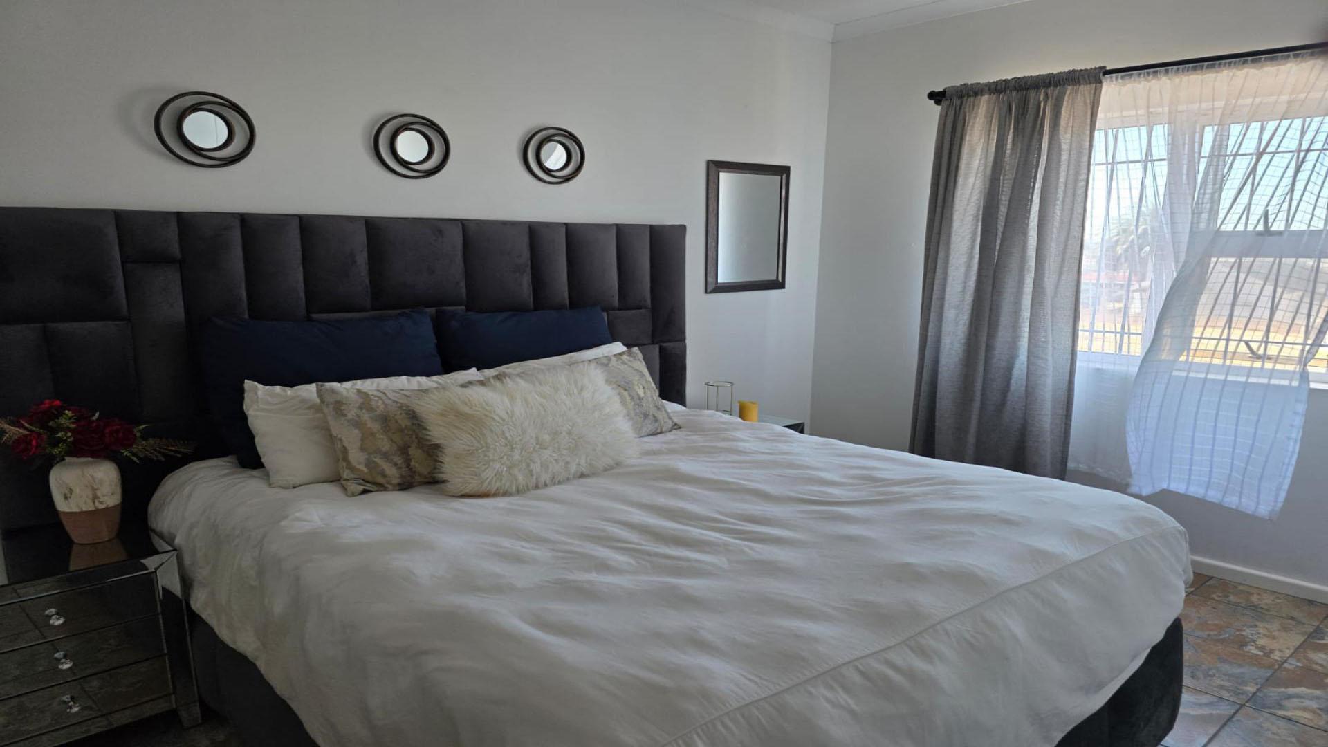 Bed Room 1 of property in Saldanha