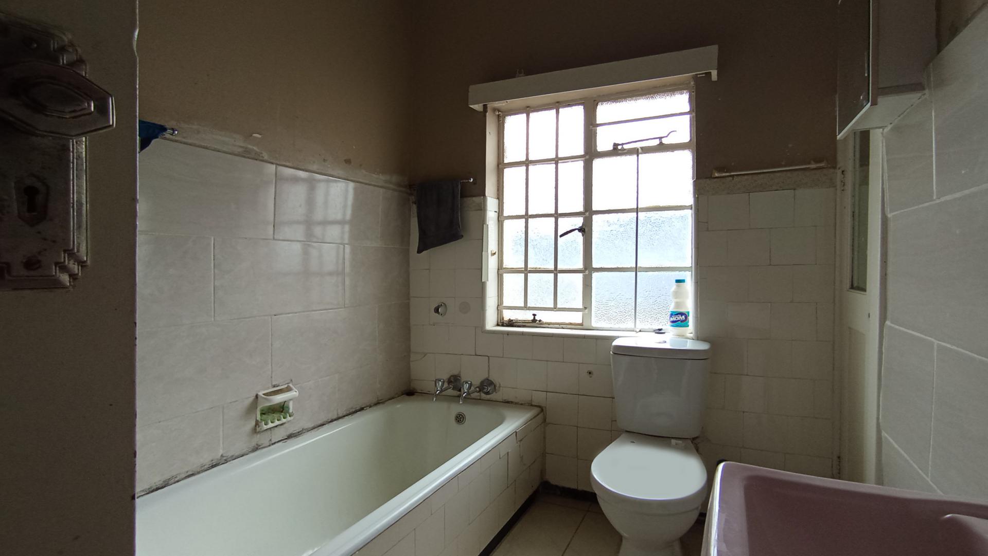Bathroom 1 - 5 square meters of property in Rosettenville