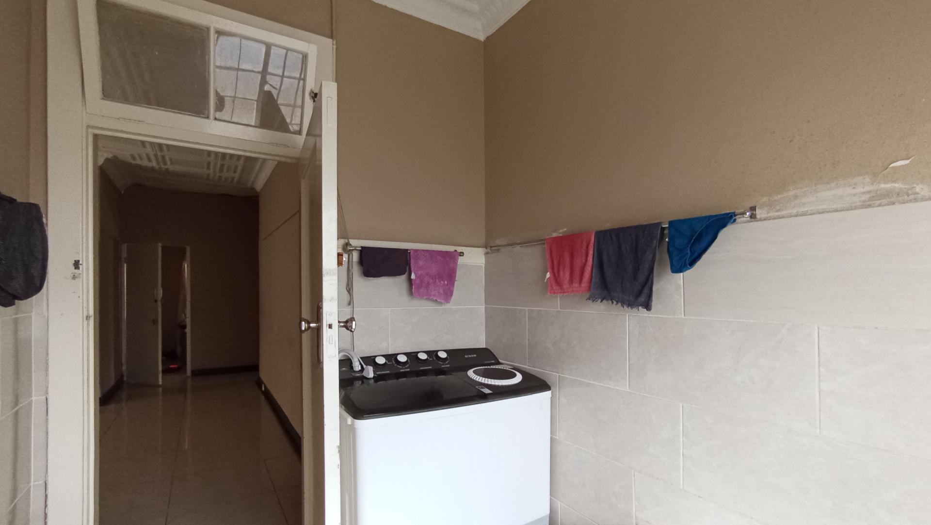 Bathroom 1 - 5 square meters of property in Rosettenville