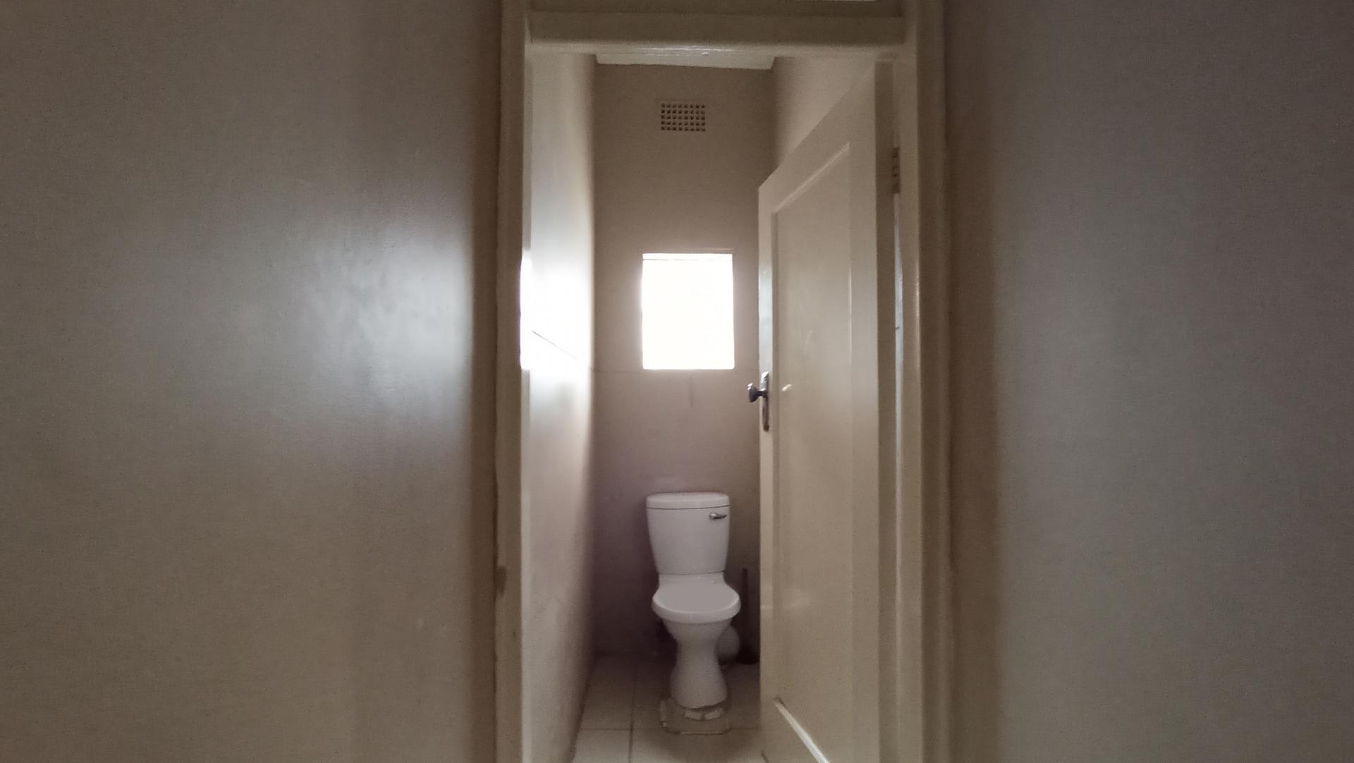 Guest Toilet - 2 square meters of property in Rosettenville
