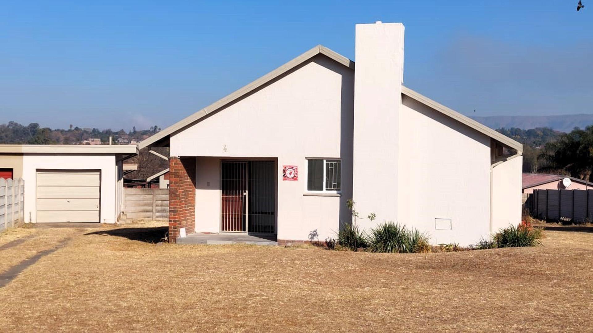Front View of property in Schuinshoogte