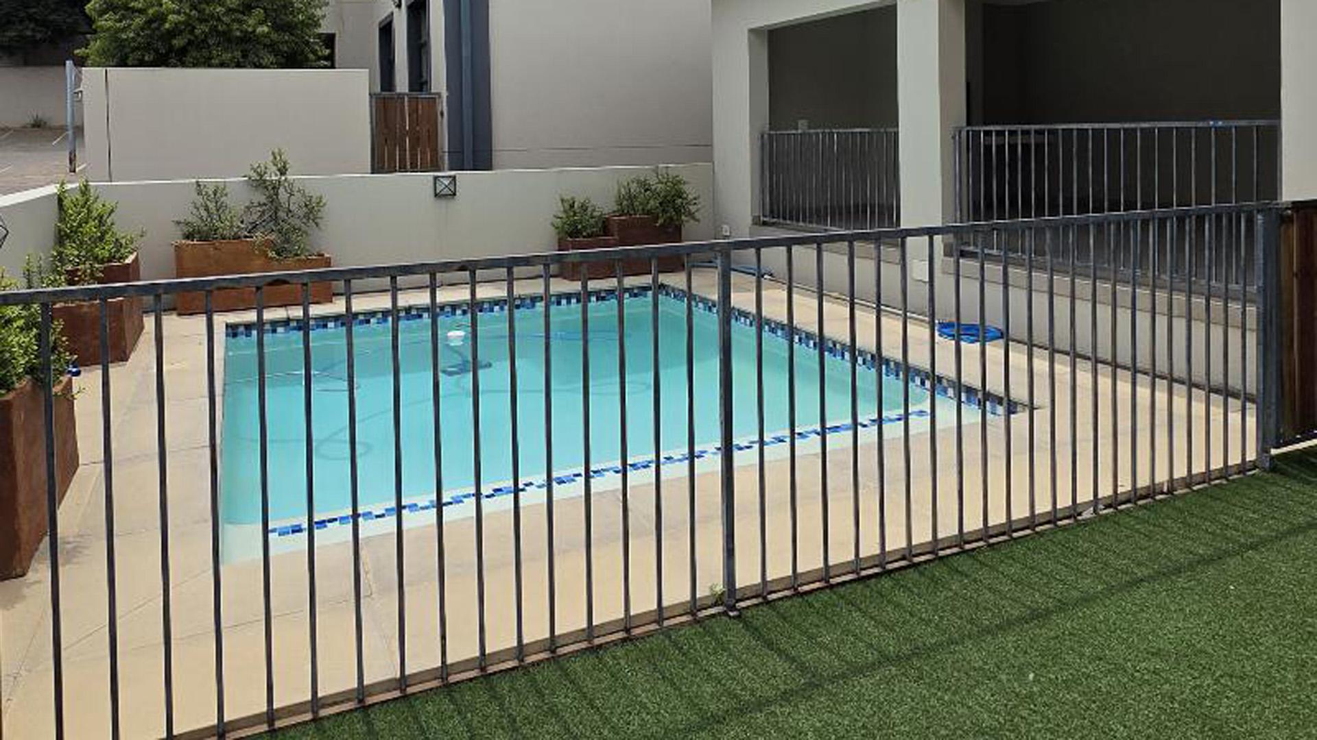 Swimming Pool of property in Edenburg - Jhb