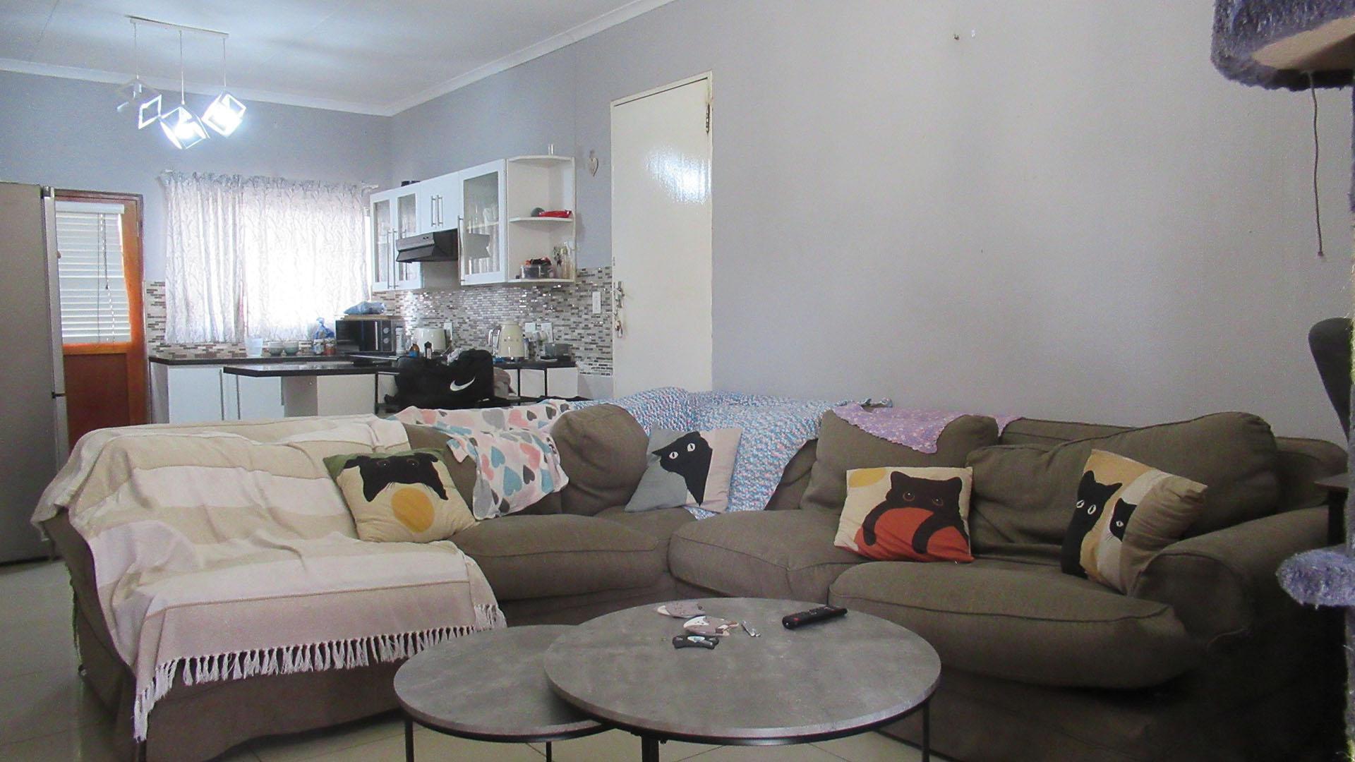 Lounges - 22 square meters of property in North Riding A.H.