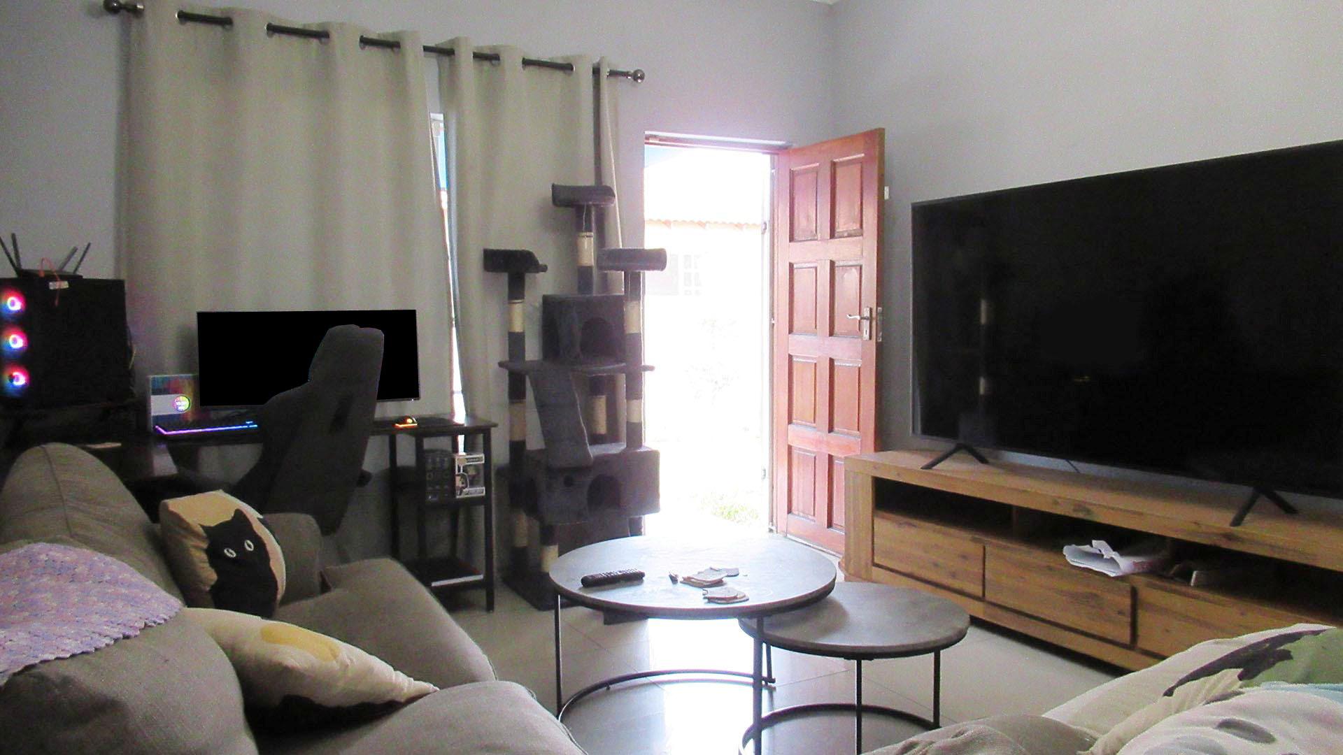 Lounges - 22 square meters of property in North Riding A.H.