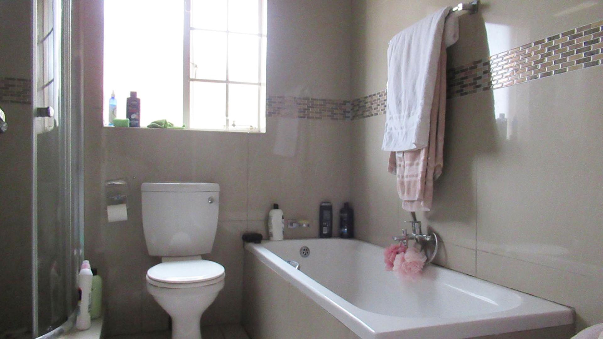 Bathroom 1 - 7 square meters of property in North Riding A.H.