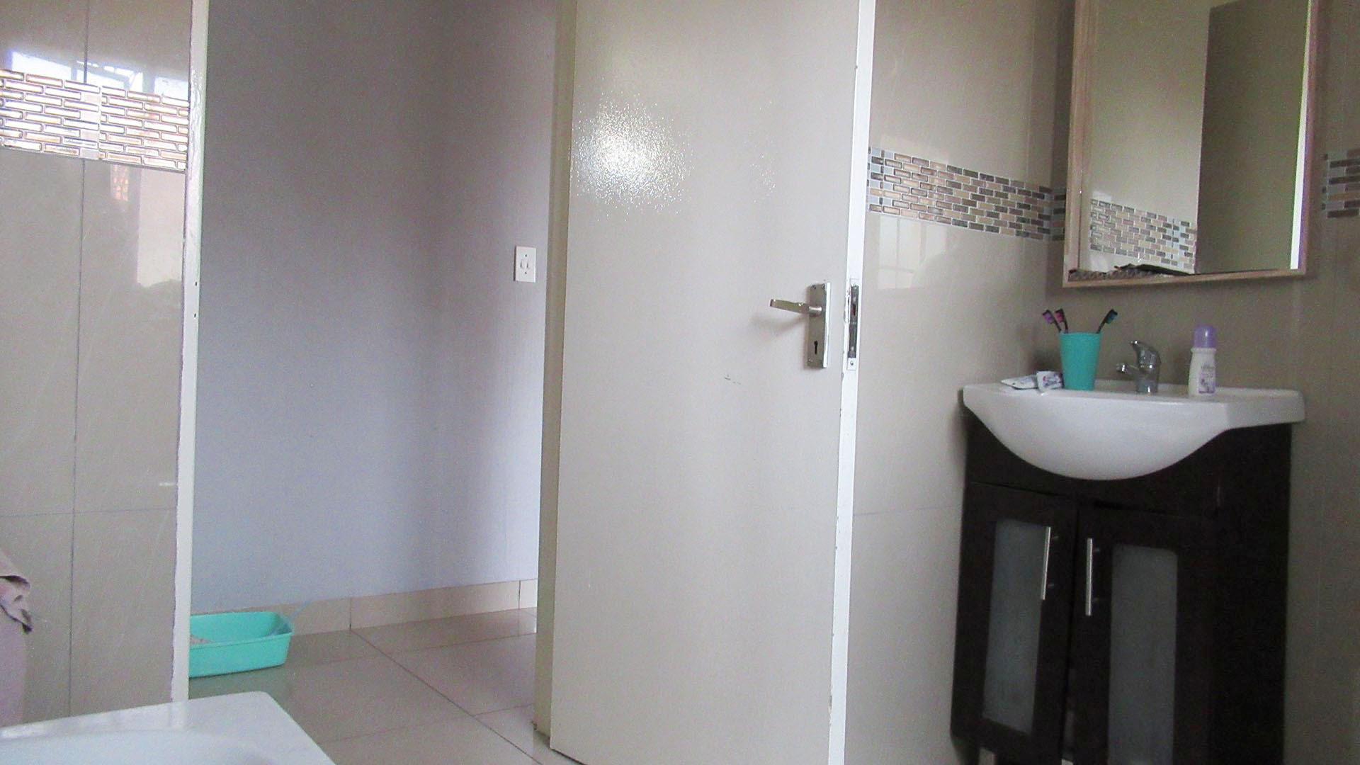 Bathroom 1 - 7 square meters of property in North Riding A.H.