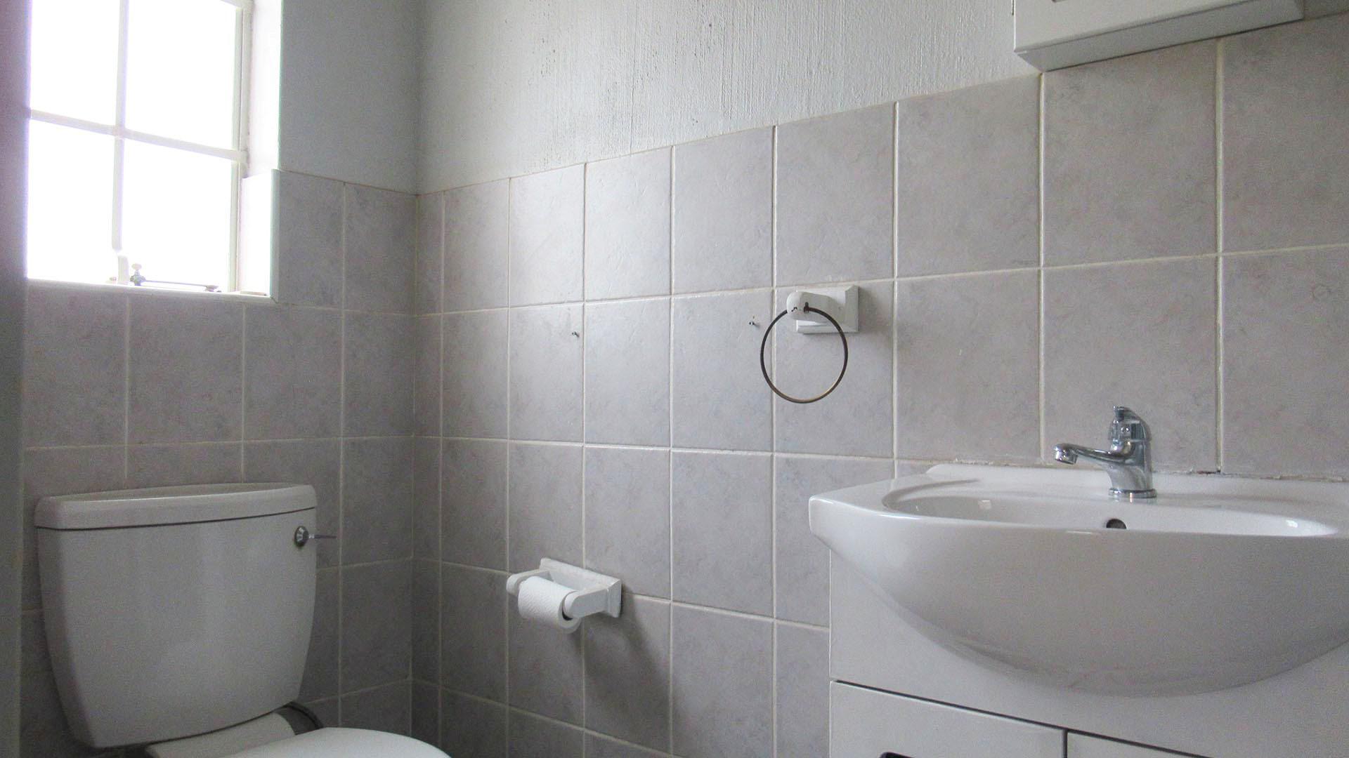 Main Bathroom - 3 square meters of property in North Riding A.H.