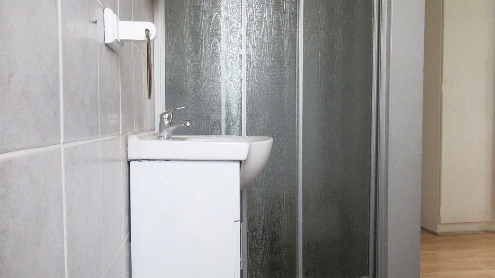 Main Bathroom - 3 square meters of property in North Riding A.H.