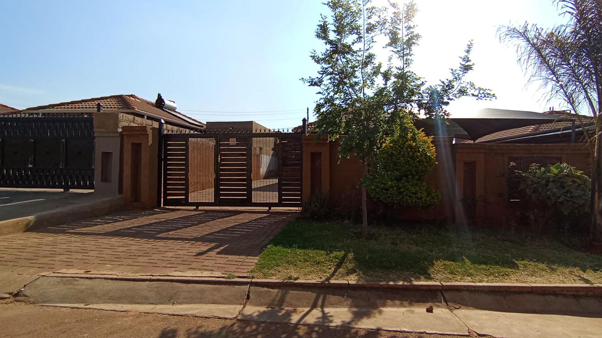 Front View of property in Gem Valley