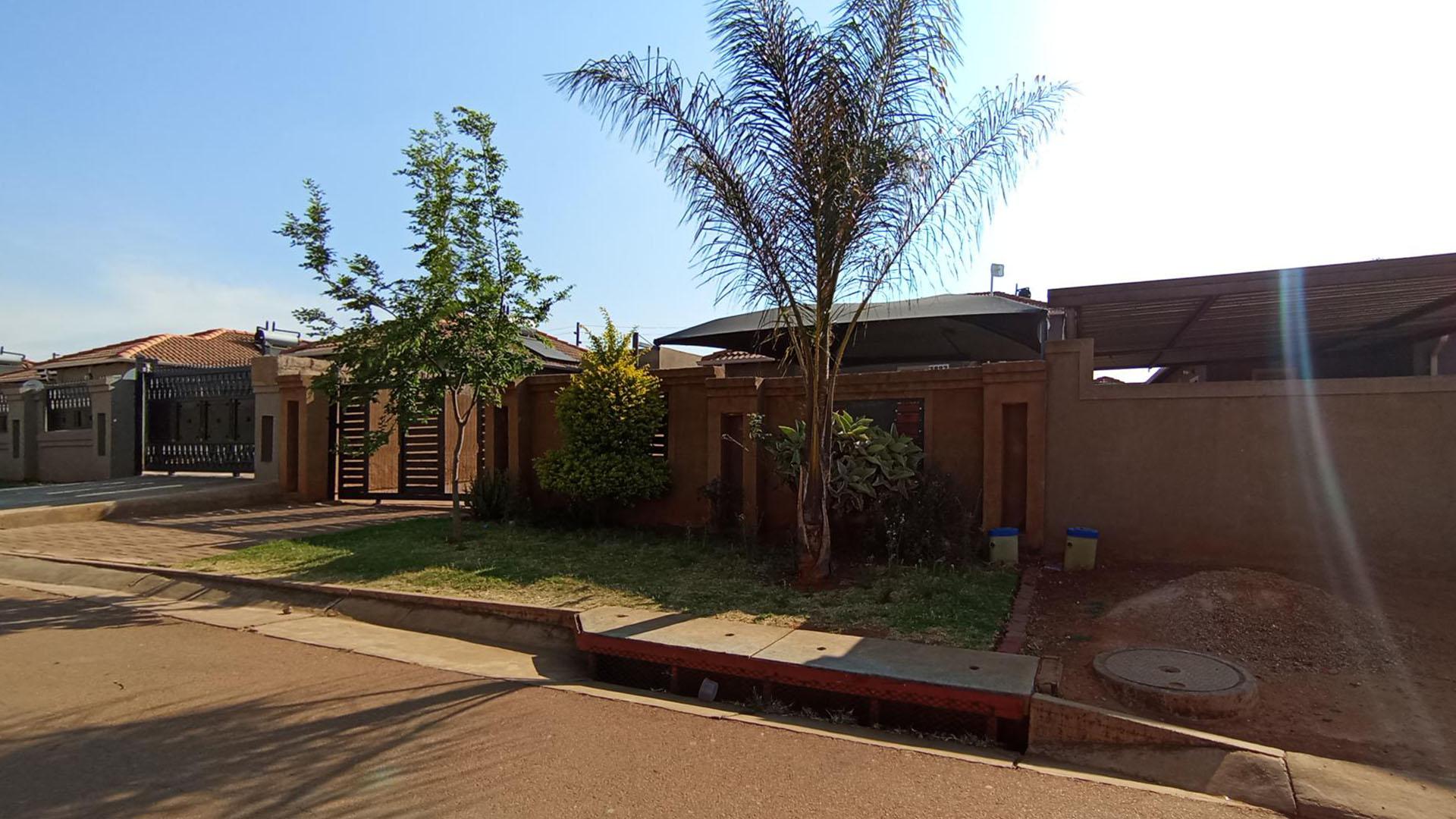 Front View of property in Gem Valley