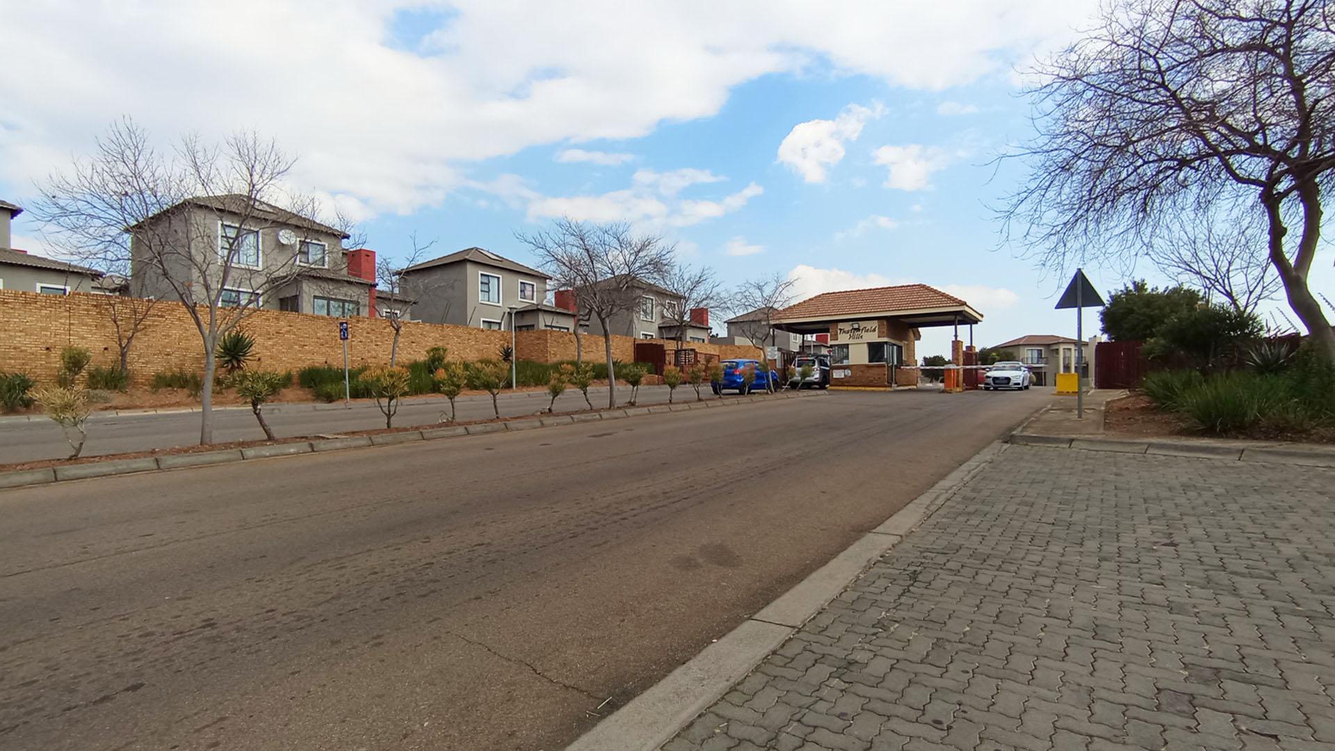 Front View of property in Rua Vista