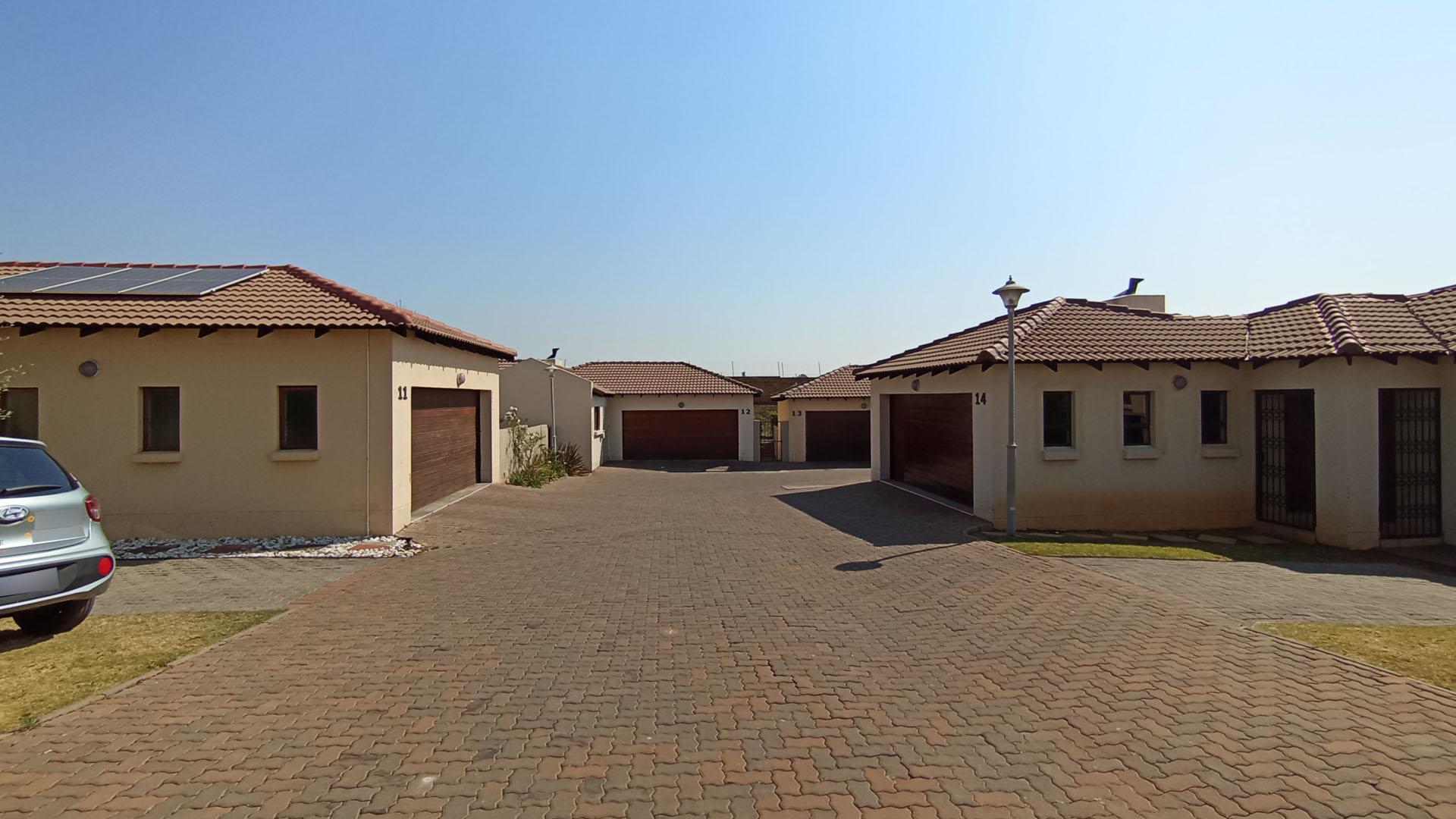 Front View of property in Rua Vista