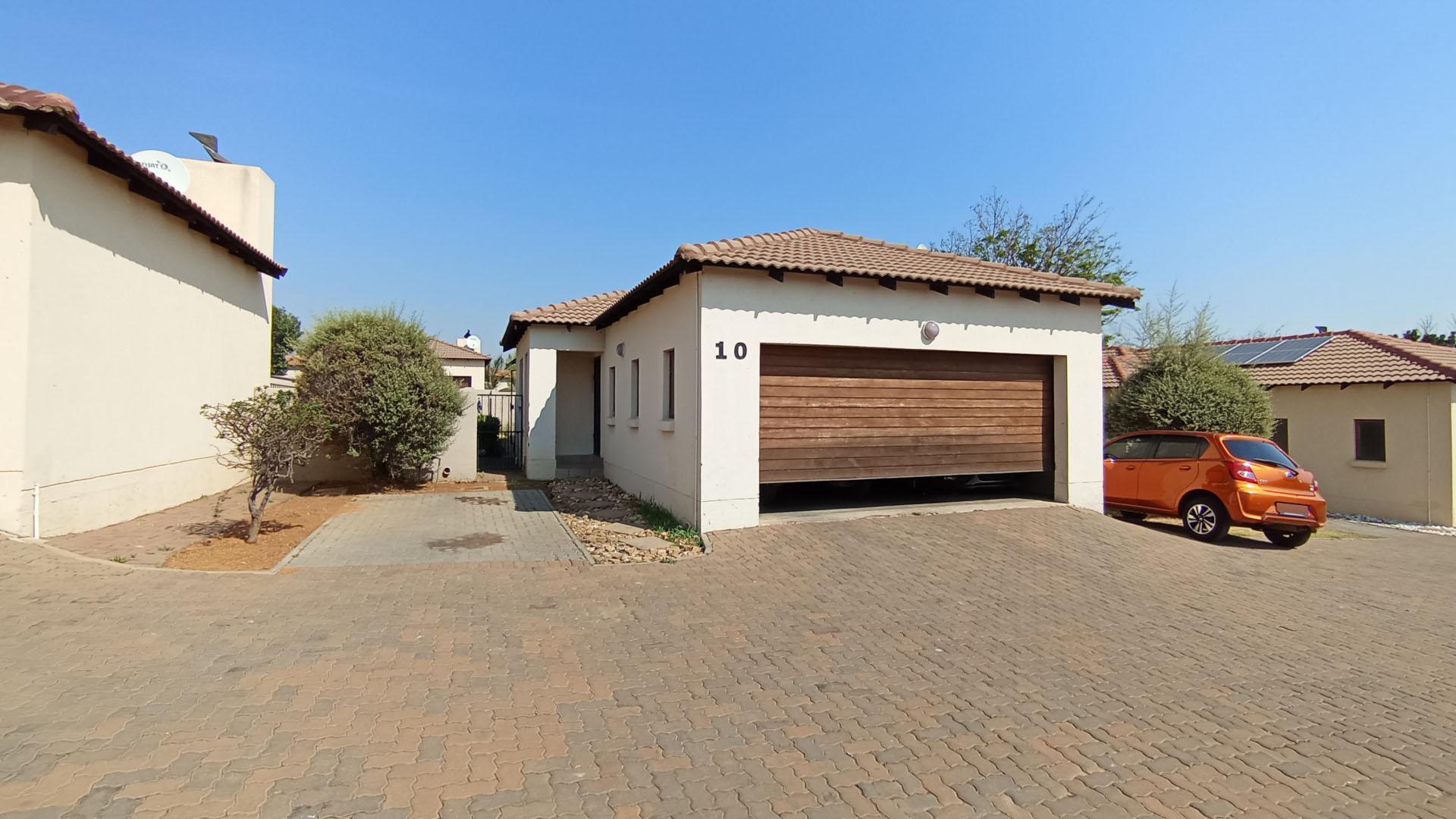 Front View of property in Rua Vista