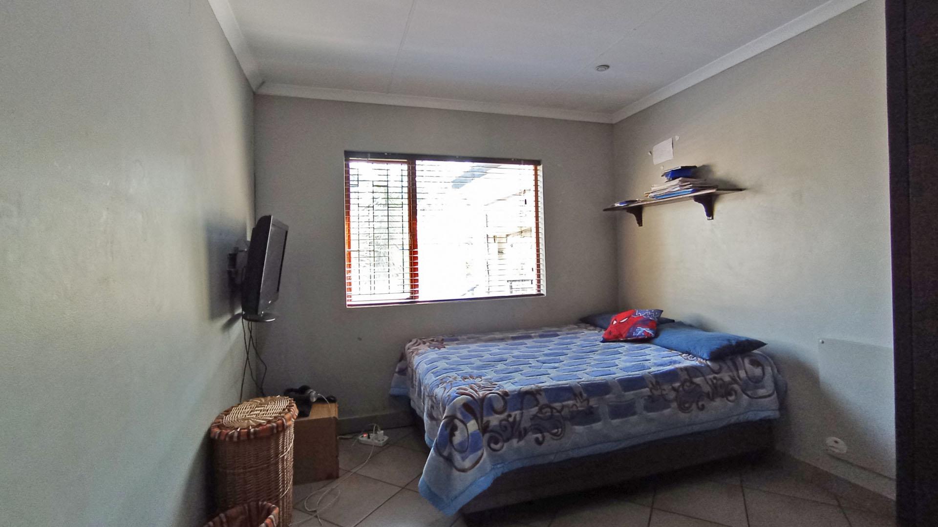 Bed Room 1 - 12 square meters of property in Rua Vista