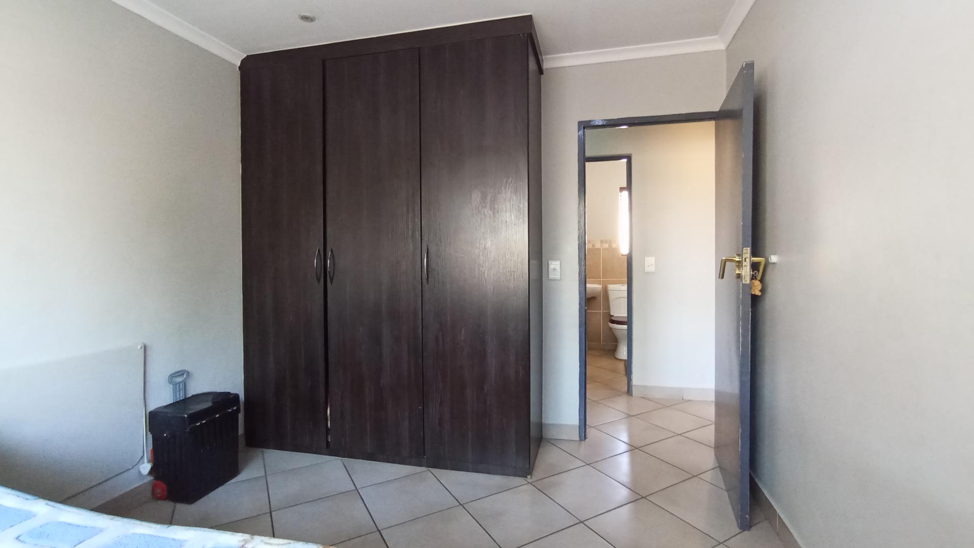 Bed Room 1 - 12 square meters of property in Rua Vista