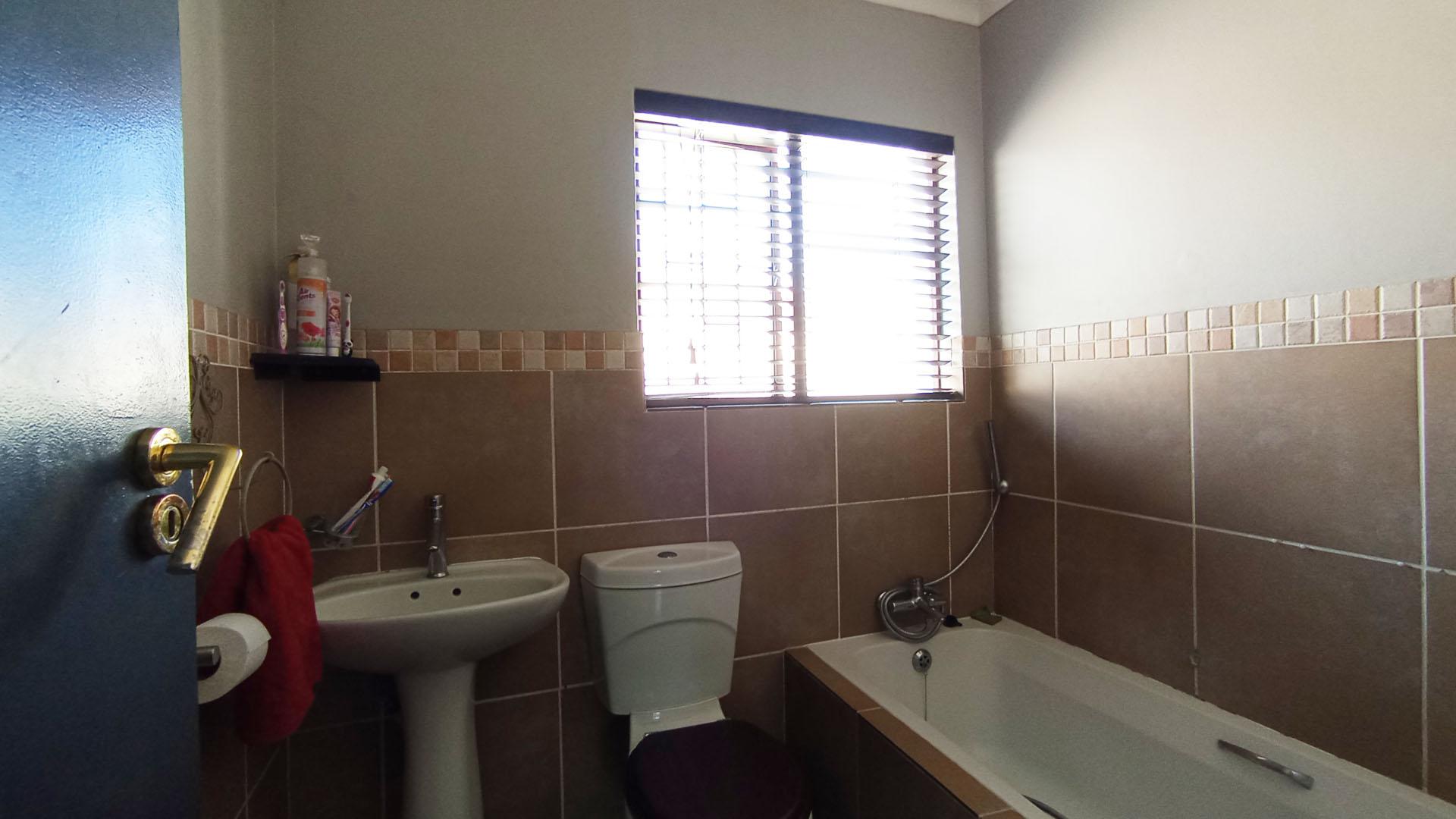 Bathroom 1 - 4 square meters of property in Rua Vista