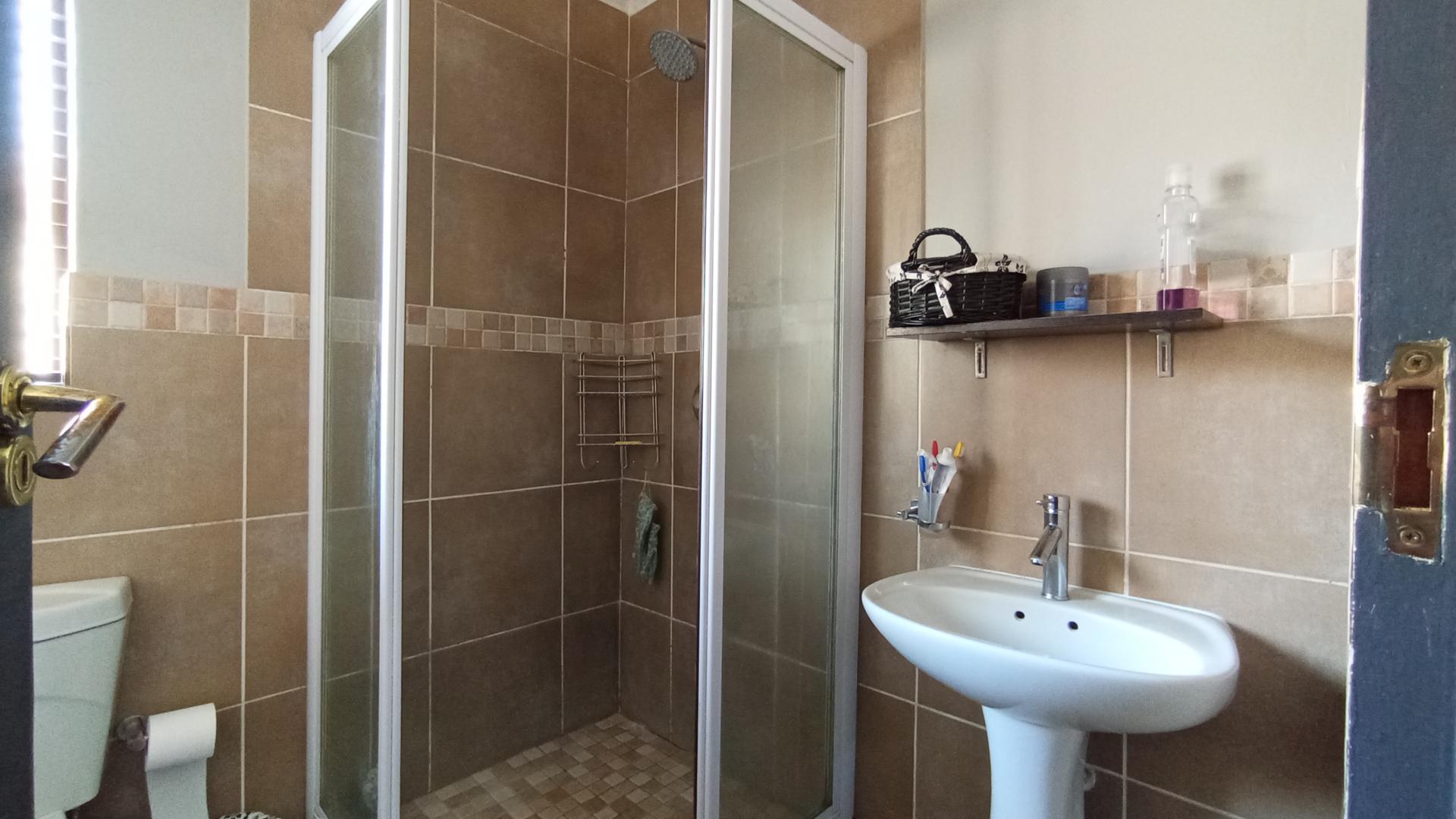 Main Bathroom - 5 square meters of property in Rua Vista