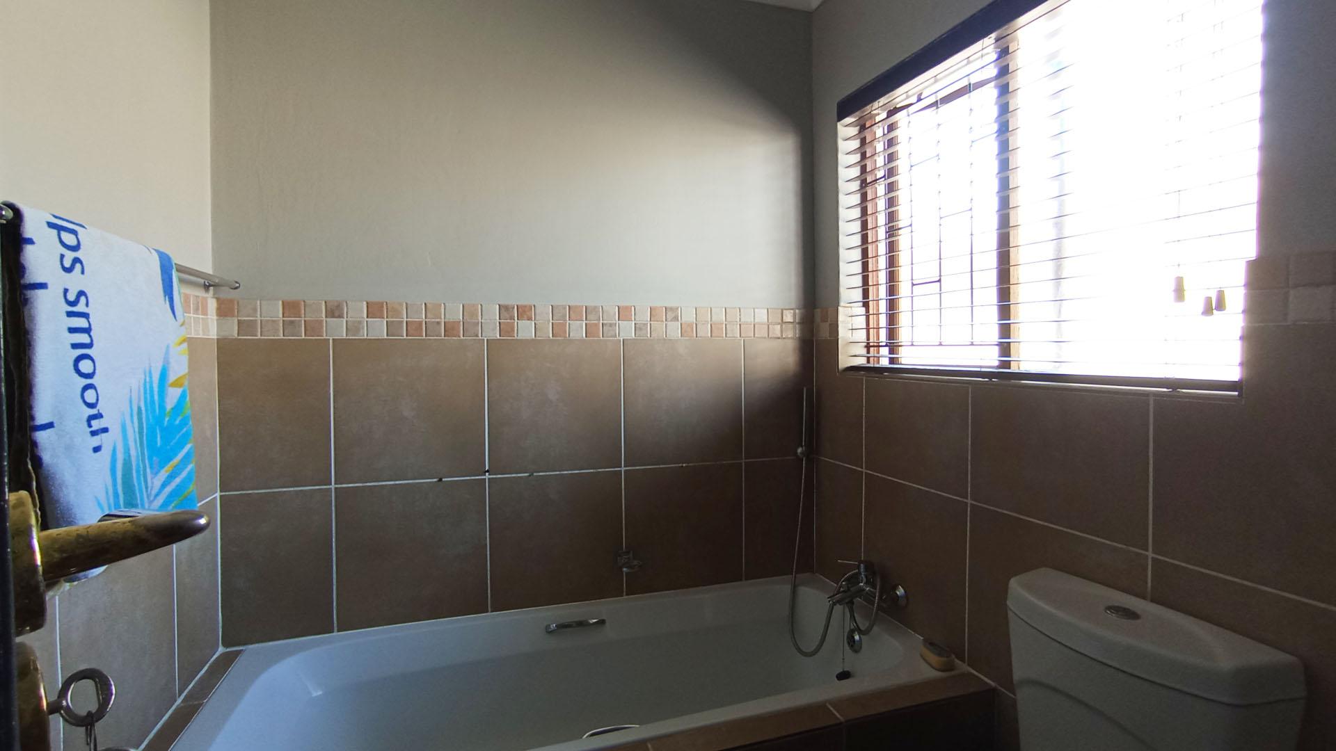 Main Bathroom - 5 square meters of property in Rua Vista