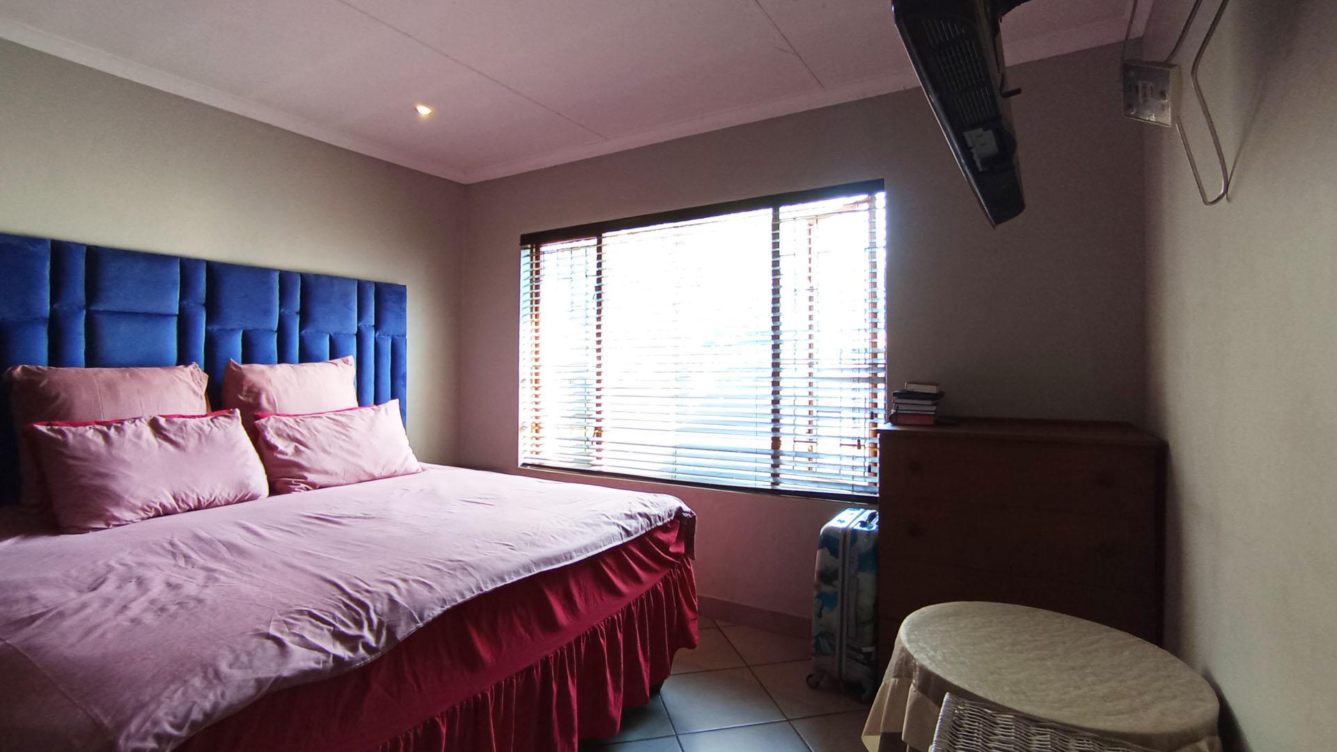 Main Bedroom - 17 square meters of property in Rua Vista