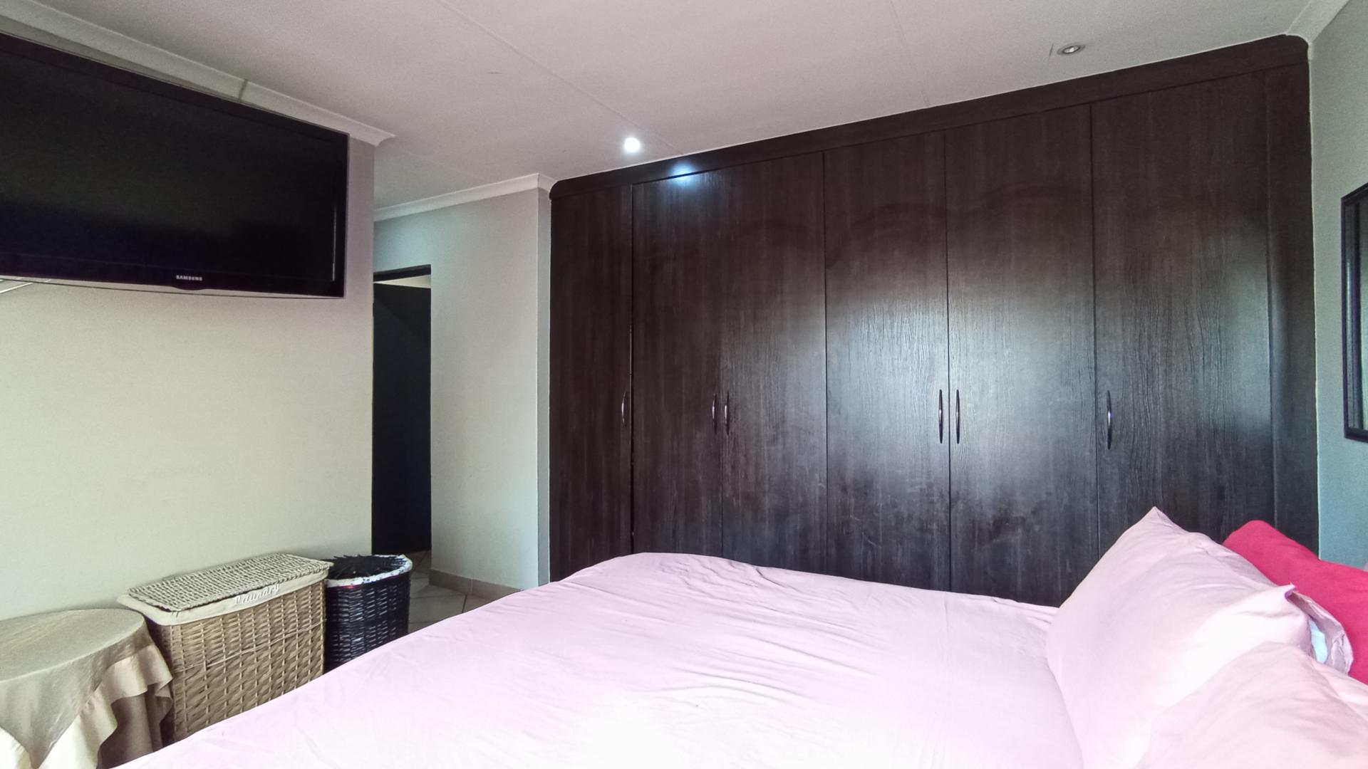 Main Bedroom - 17 square meters of property in Rua Vista